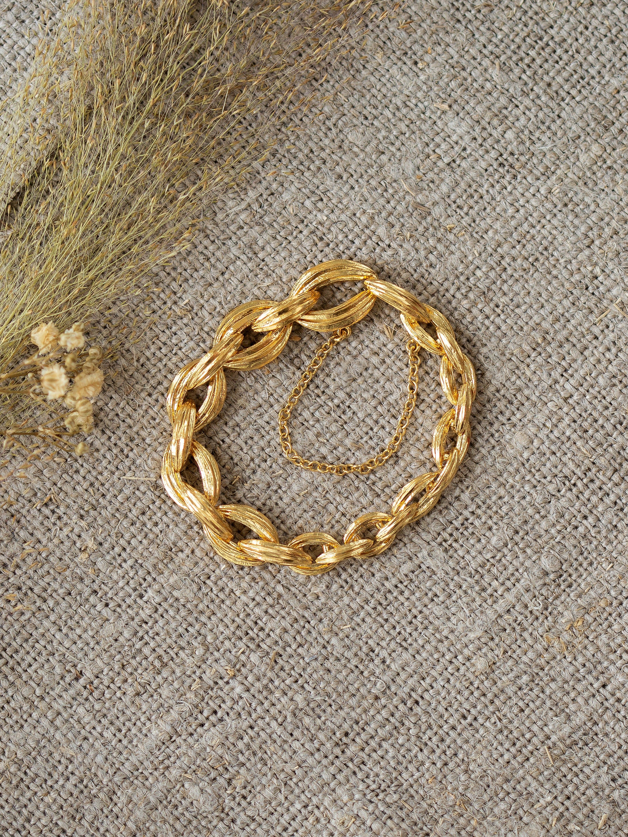 Linked Kissing Seed Graduated Bracelet - image 4 | gold plate