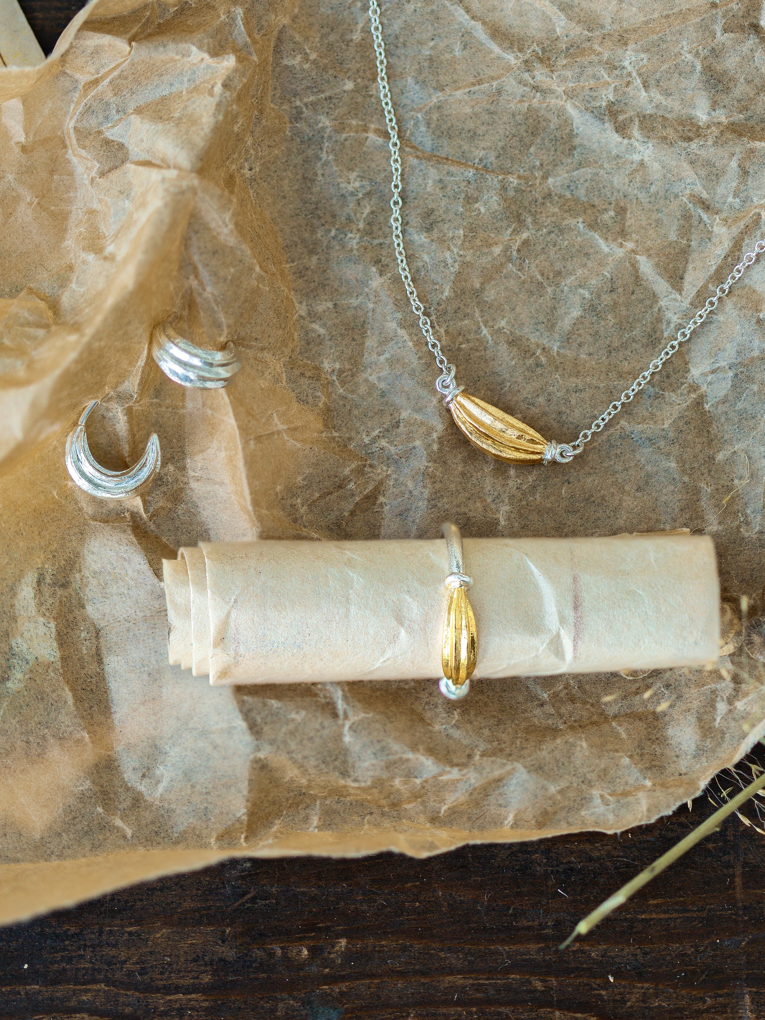 Kissing Seed In Line Necklace - image 5