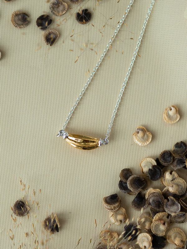 Kissing Seed In Line Necklace
