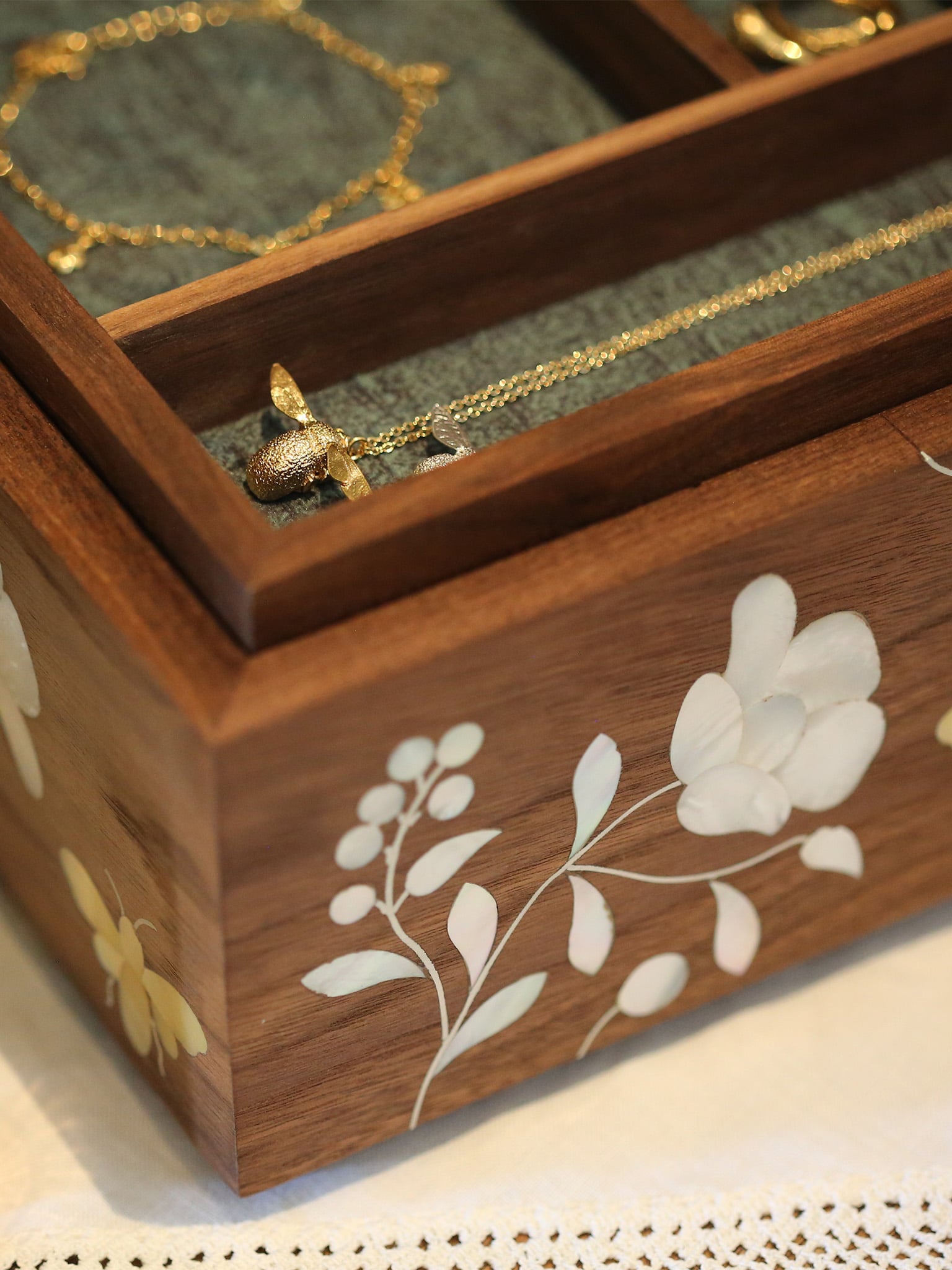 Bees in Bloom Heirloom Jewellery Box - image 6
