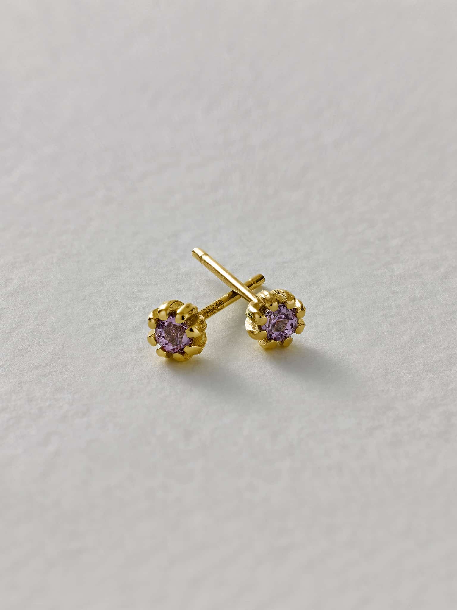 Lilac Sapphire Seruni Stud Earrings - image 2 | 18ct yellow gold