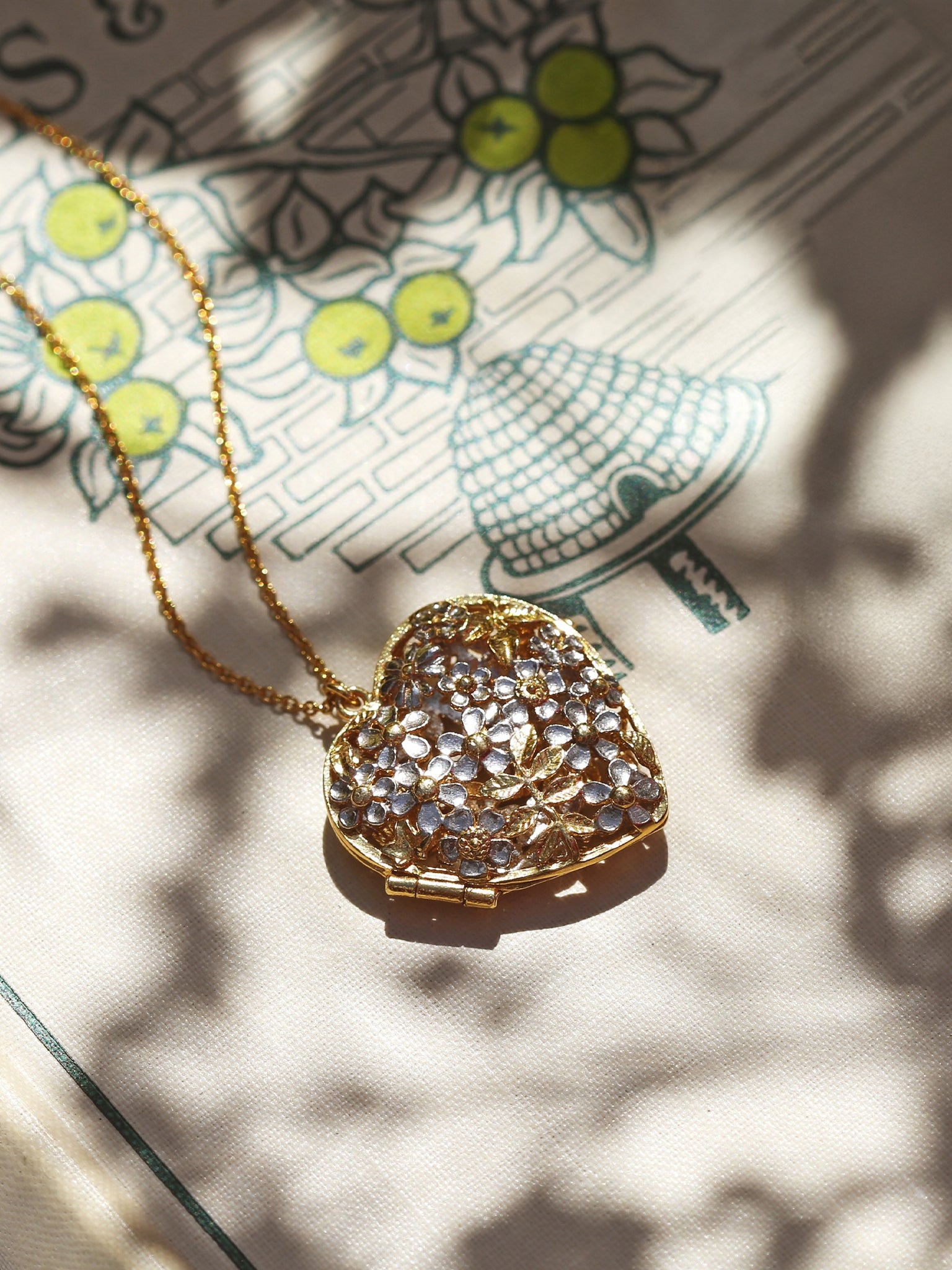 Posy Bloom Bee Locket - image 3