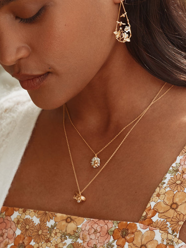 Daisy Necklace with Teeny Weeny Bee
