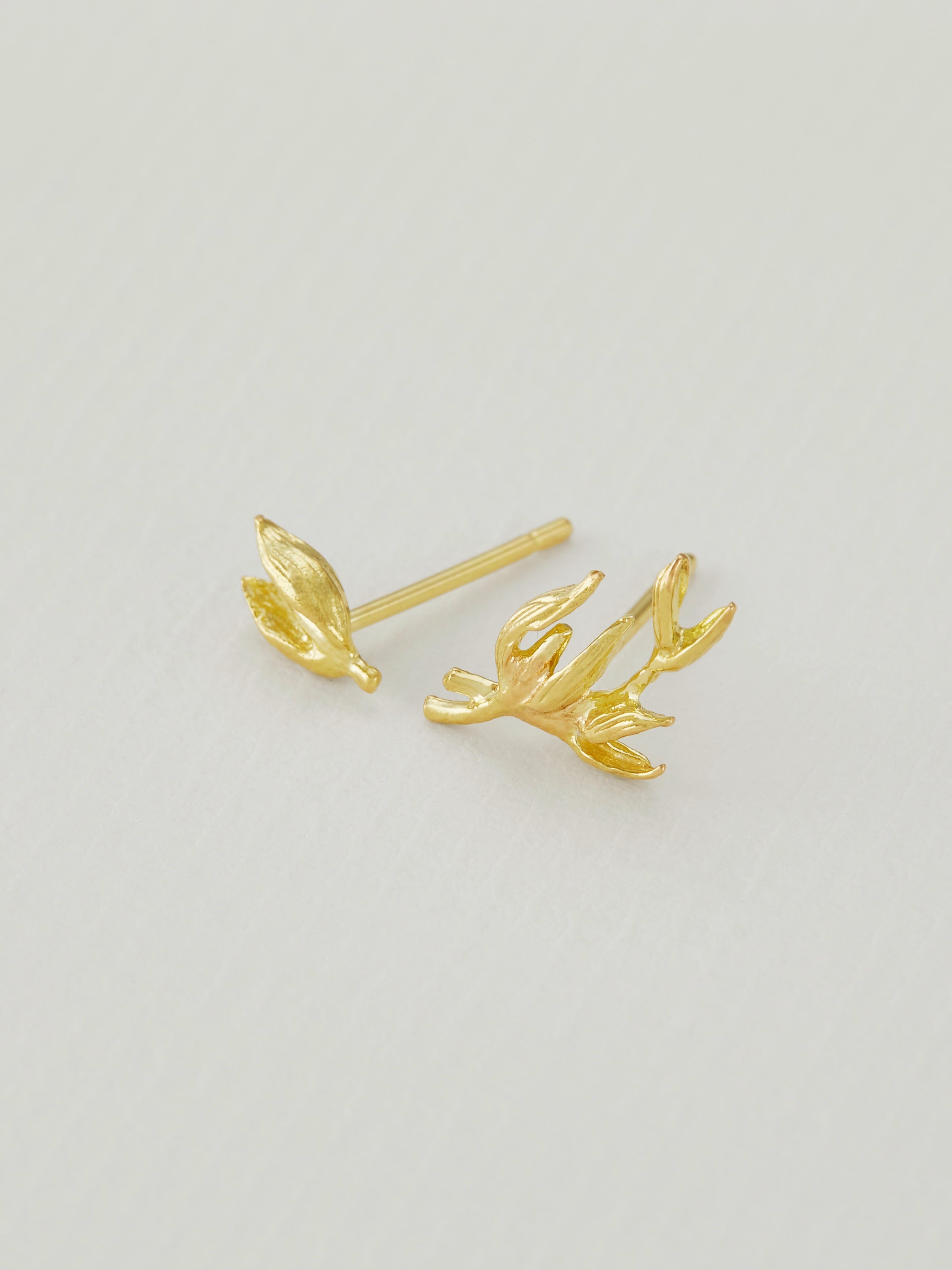 Asymmetric Flyaway Oat Seed Stud Earrings - image 3 | 18ct yellow gold