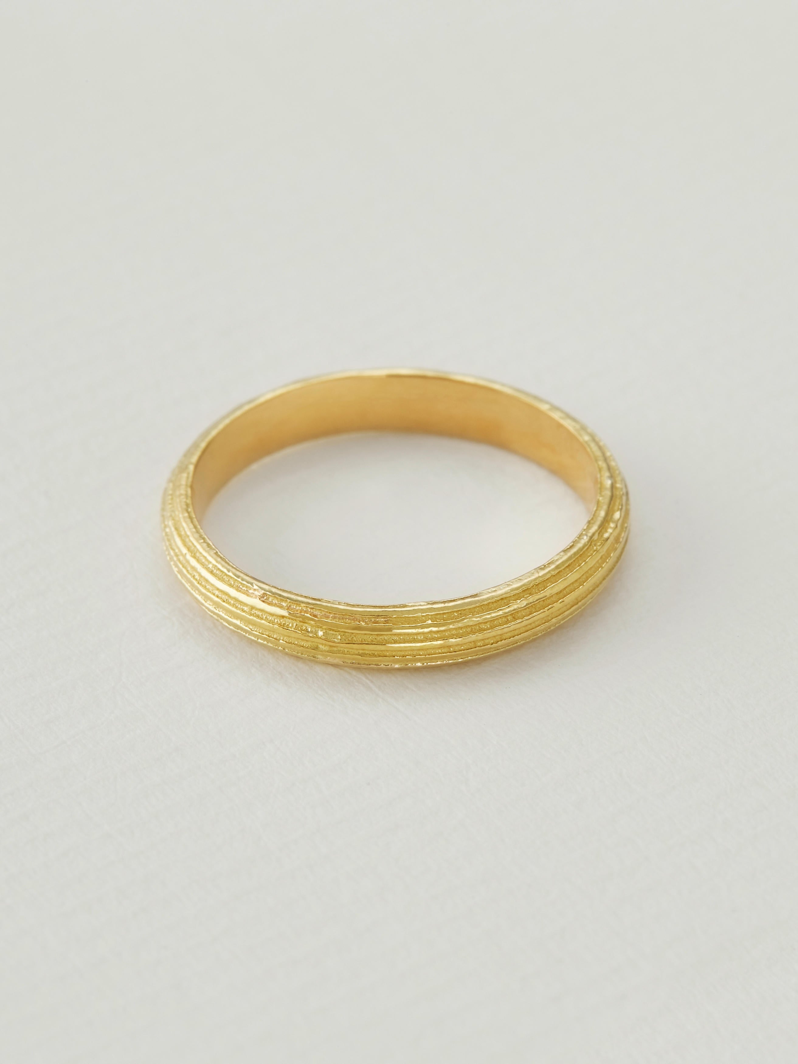 D-Shaped Reed Band Ring - image 4 | 18ct yellow gold