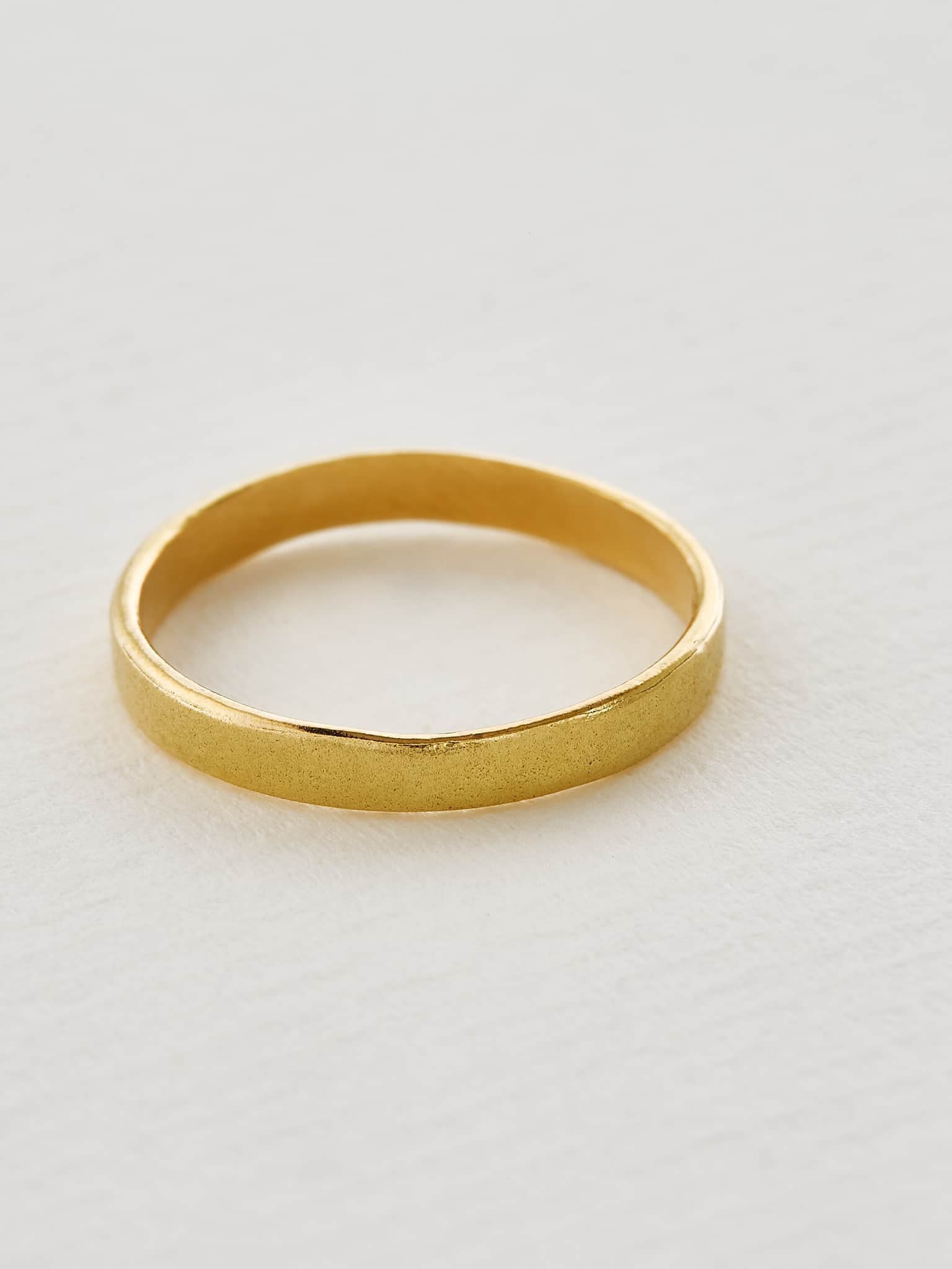 2.6 mm Hammered Band - image 3 | 18ct yellow gold