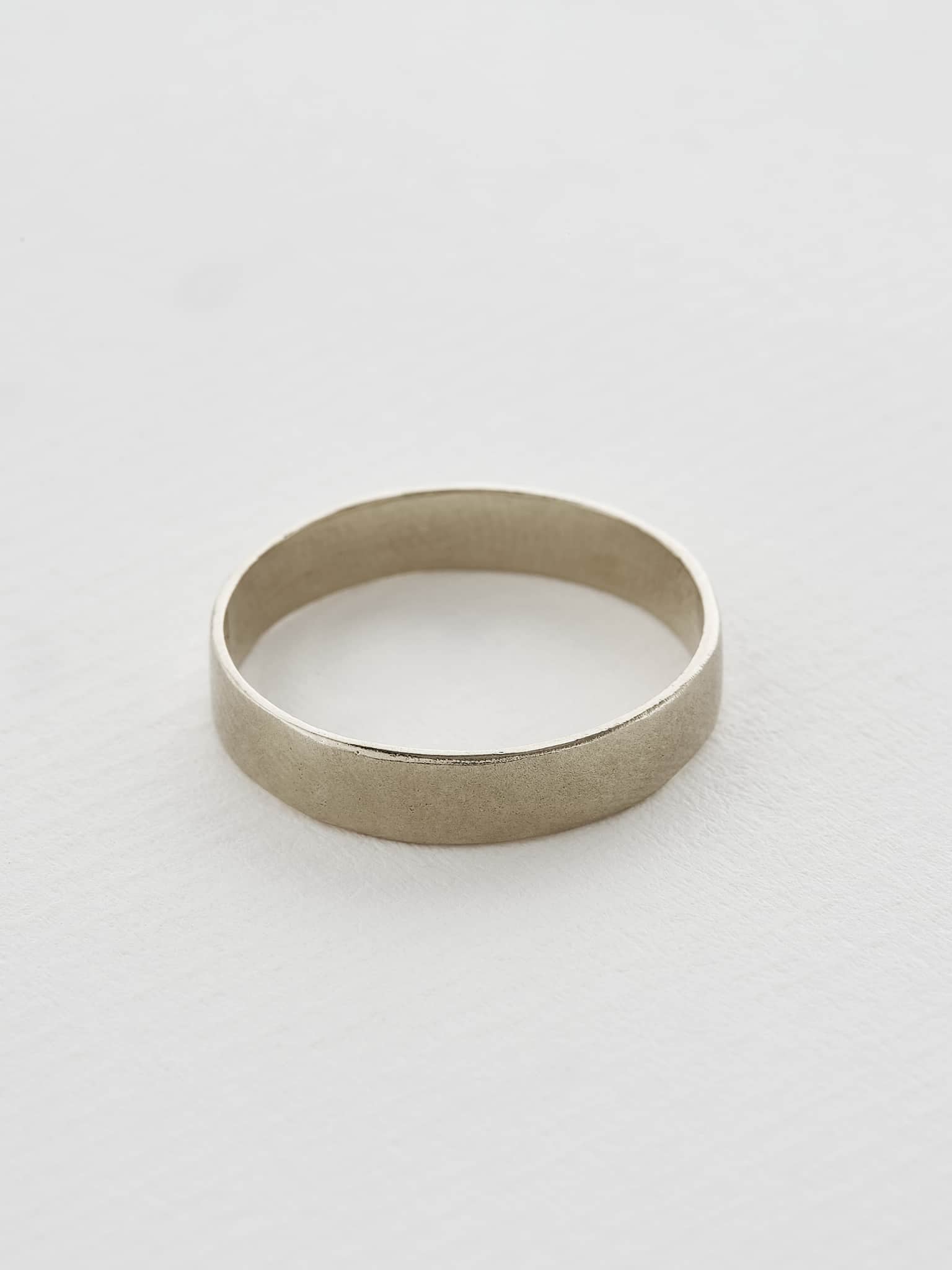 4 mm Hammered Band - image 4 | 18ct white gold