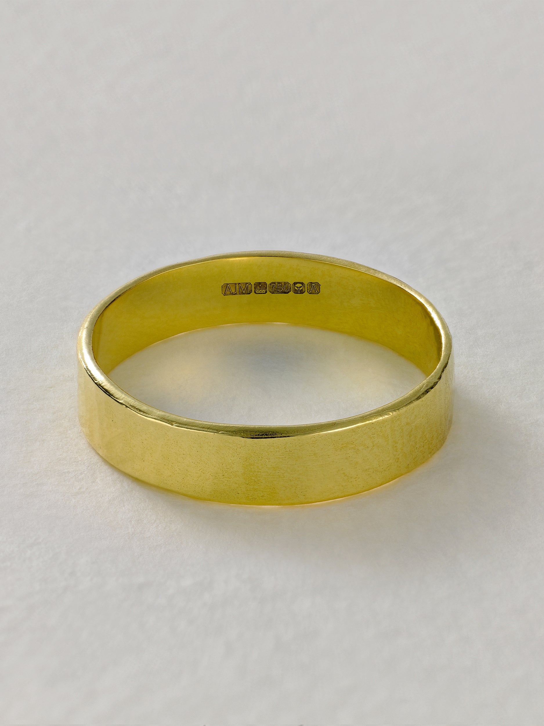 5 mm Hammered Band - image 3 | 18ct yellow gold