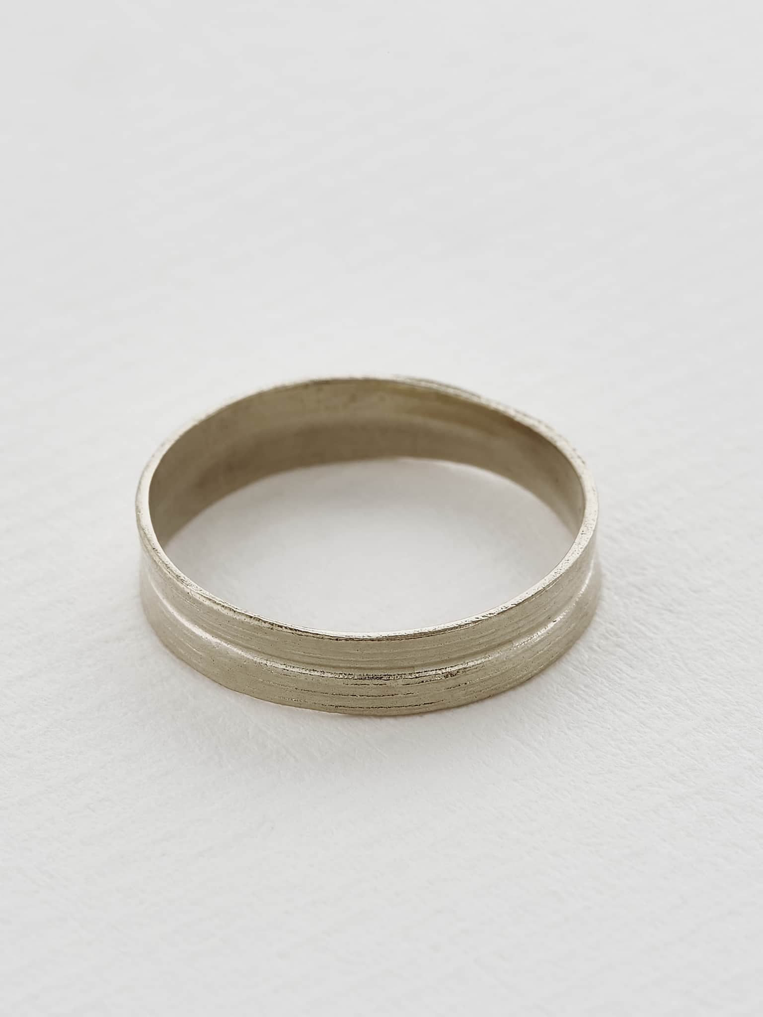 Grass Blade 3 mm Band - image 5 | 18ct white gold