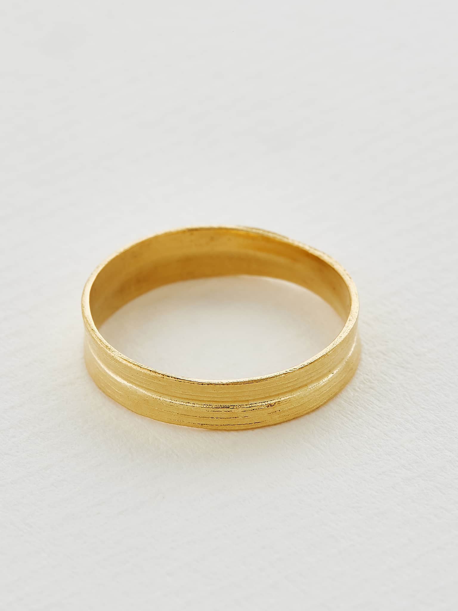 Grass Blade 3 mm Band - image 3 | 18ct yellow gold