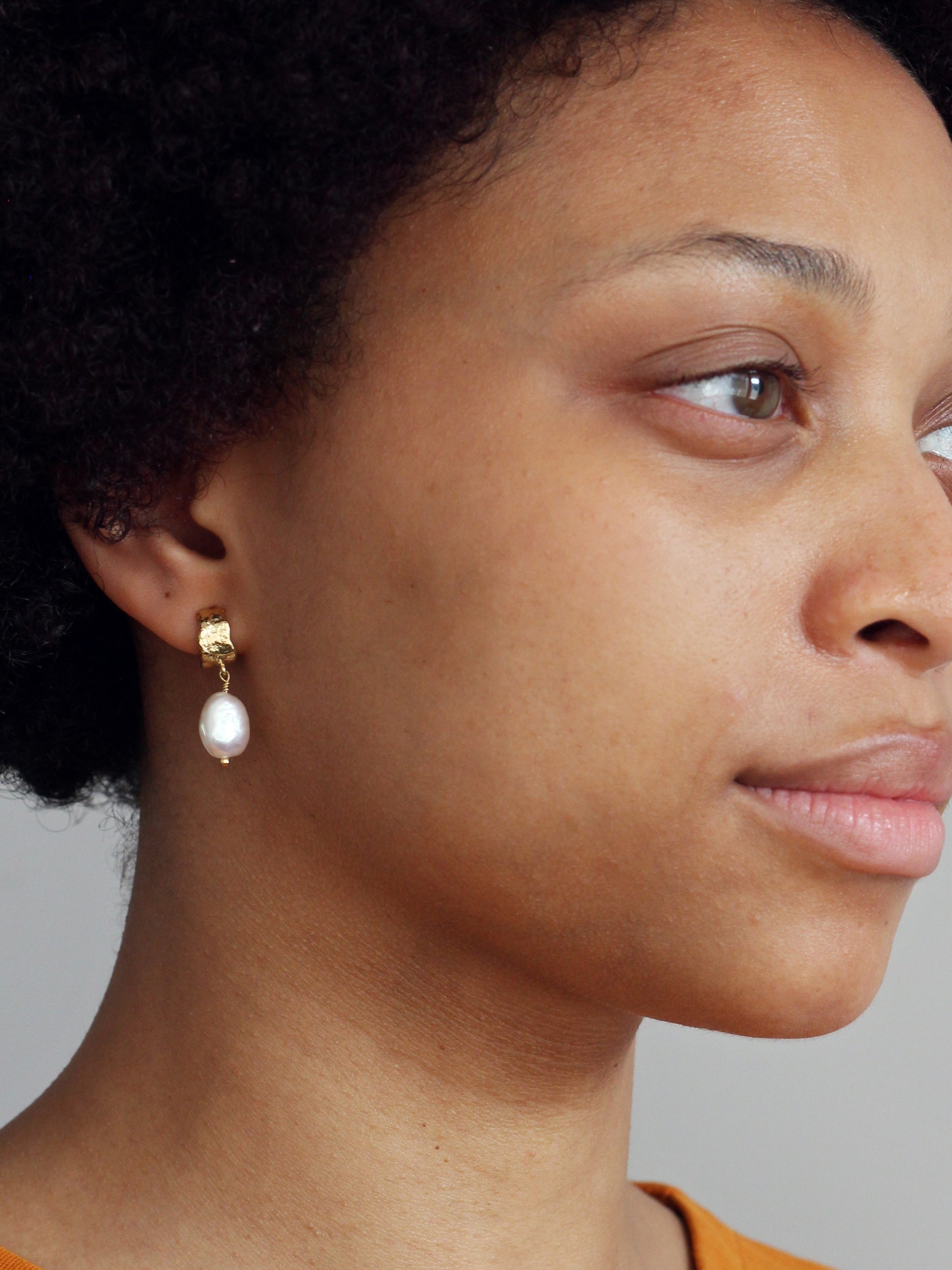 Bark Huggie Hoops with Baroque Pearls - image 3