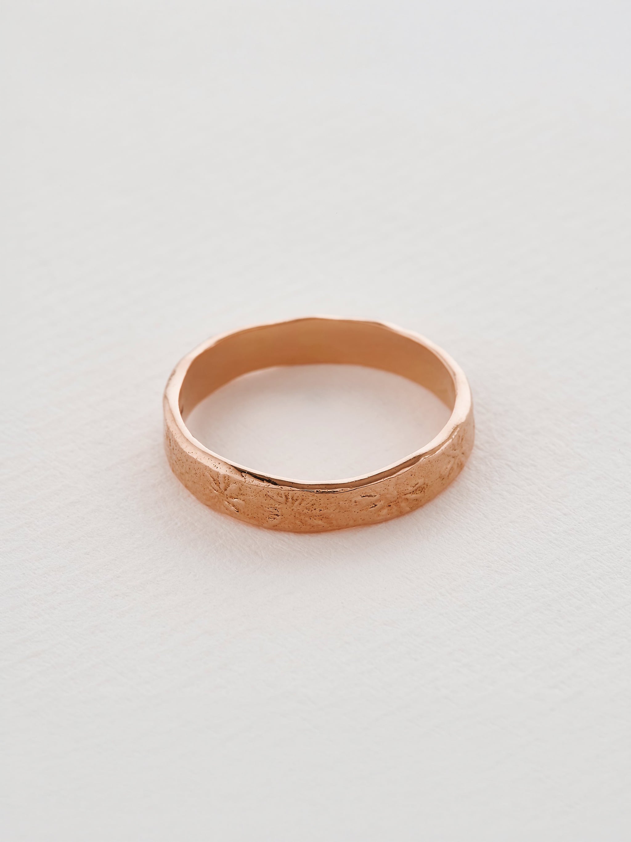 4 mm Horsetail Fossil Band - image 7 | 18ct rose gold