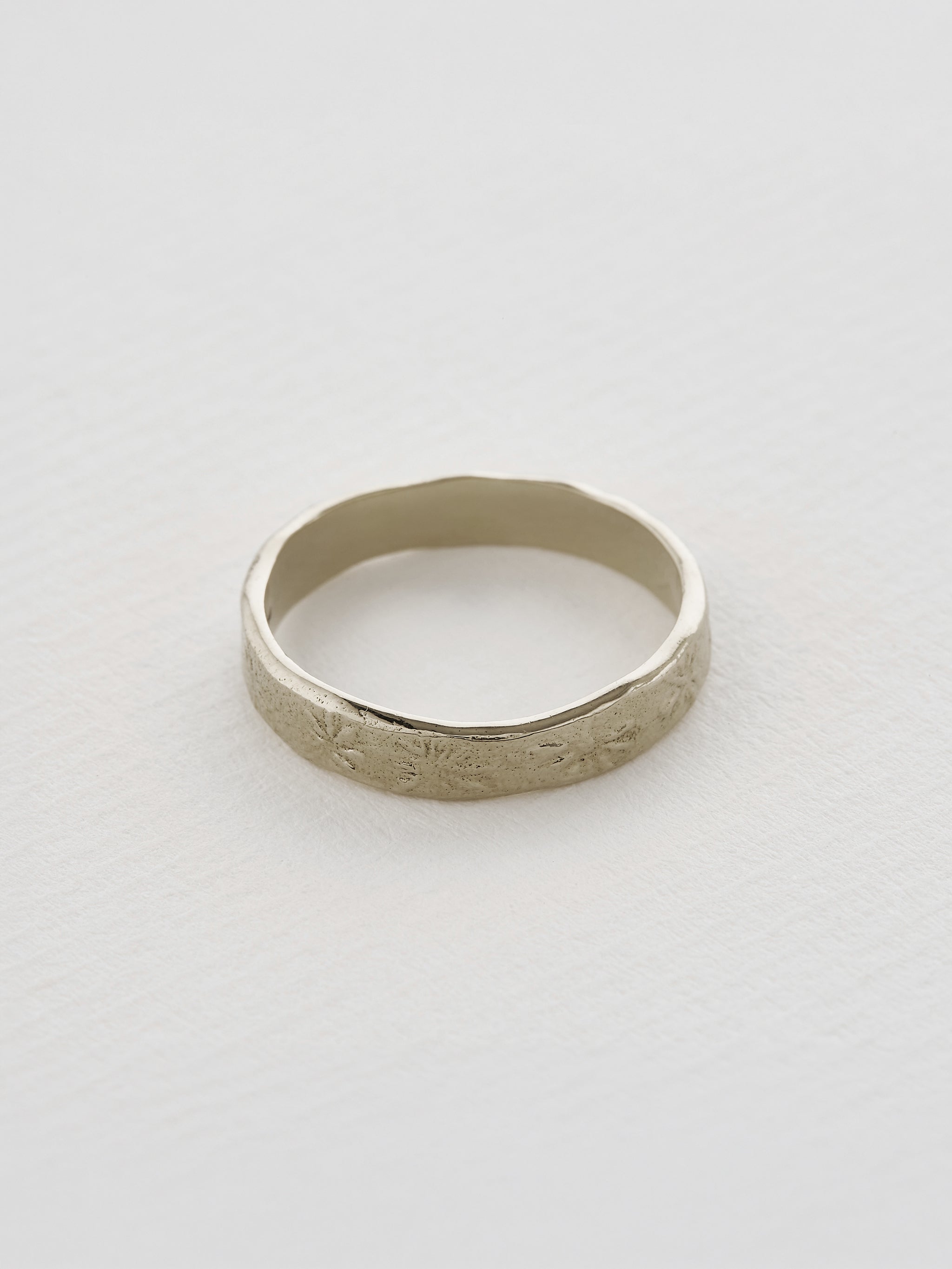 4 mm Horsetail Fossil Band - image 5 | 18ct white gold