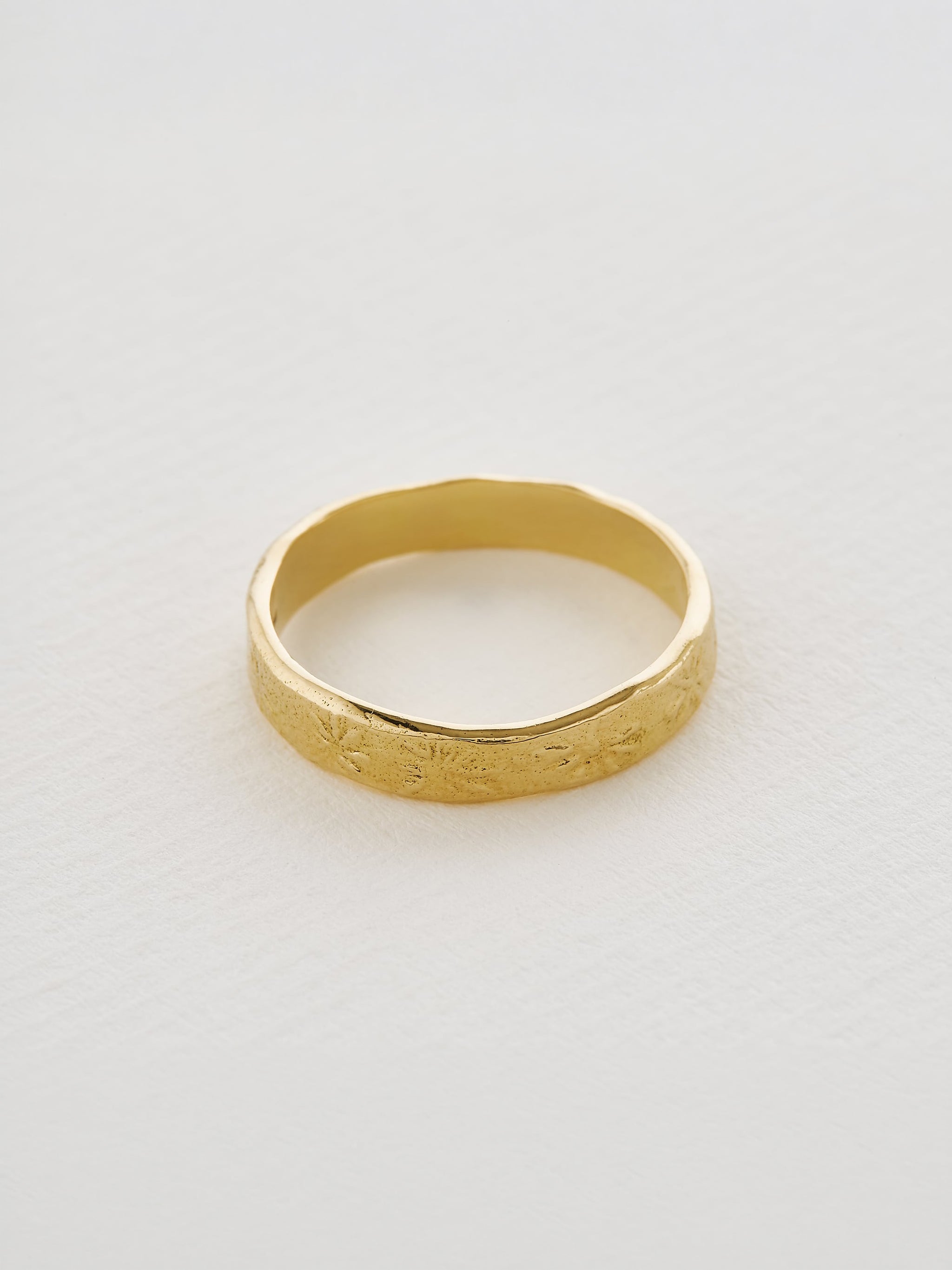 4 mm Horsetail Fossil Band - image 3 | 18ct yellow gold