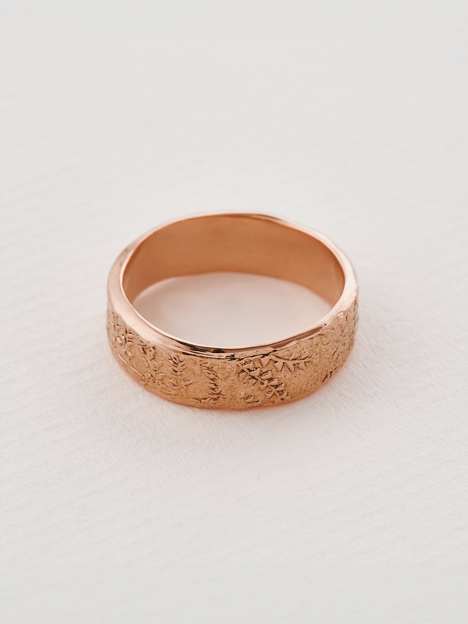 6 mm Heavy Horsetail Fossil Band - image 7 | 18ct rose gold