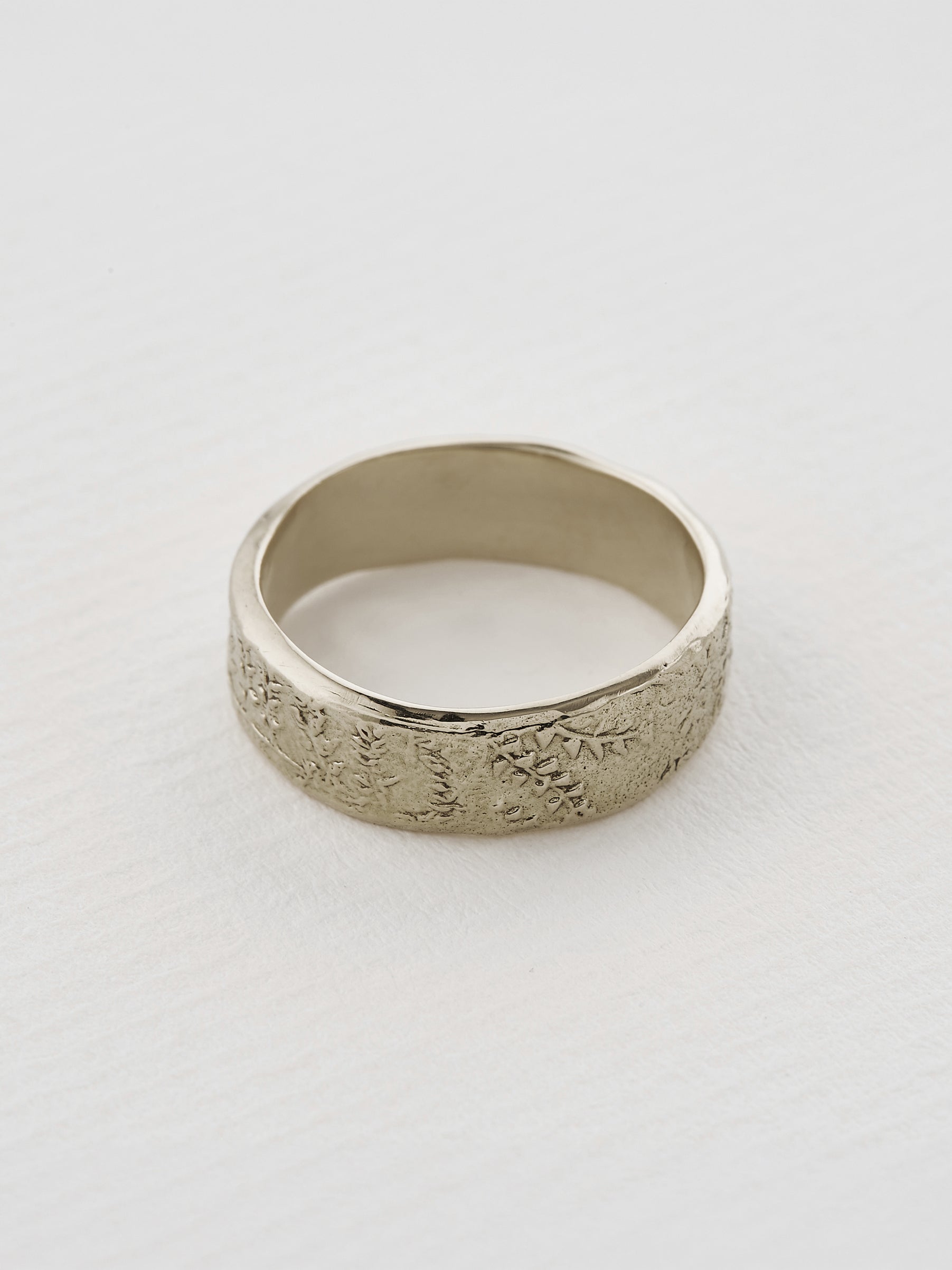 6 mm Heavy Horsetail Fossil Band - image 5 | 18ct white gold