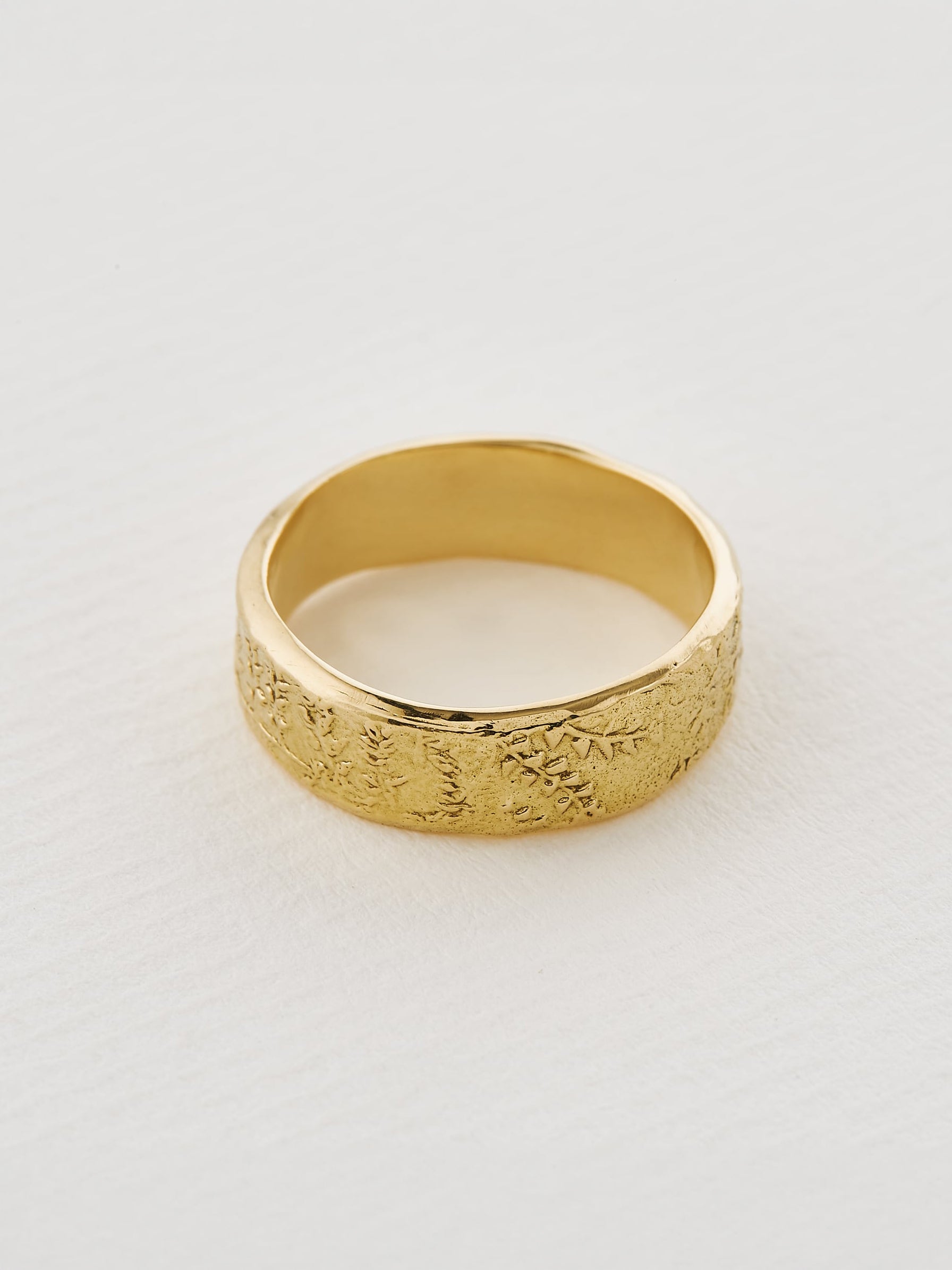 6 mm Heavy Horsetail Fossil Band - image 3 | 18ct yellow gold