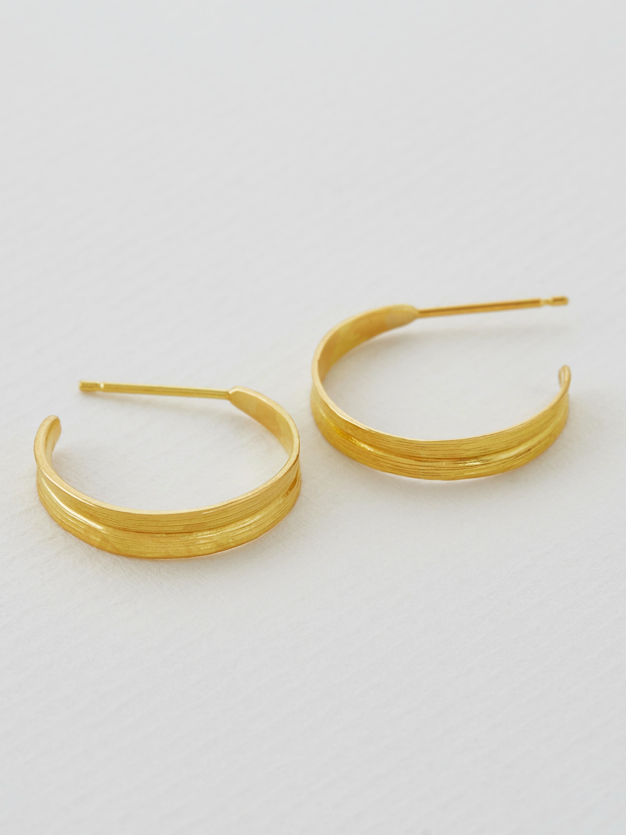 Grassblade Mid Size Hoops - image 2 | 18ct yellow gold
