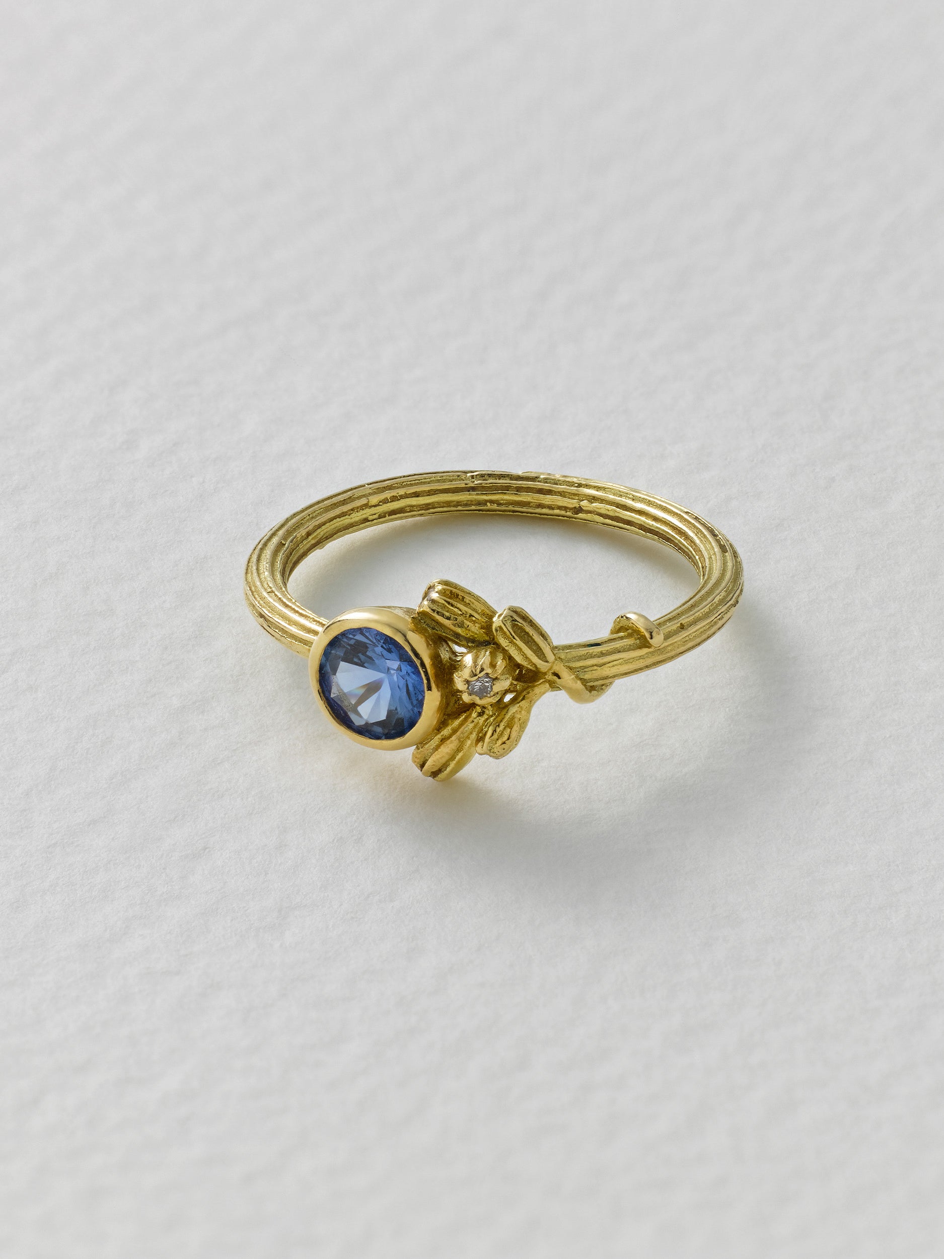Seed Ring with Blue Sapphire and Diamonds - image 2 | 18ct yellow gold