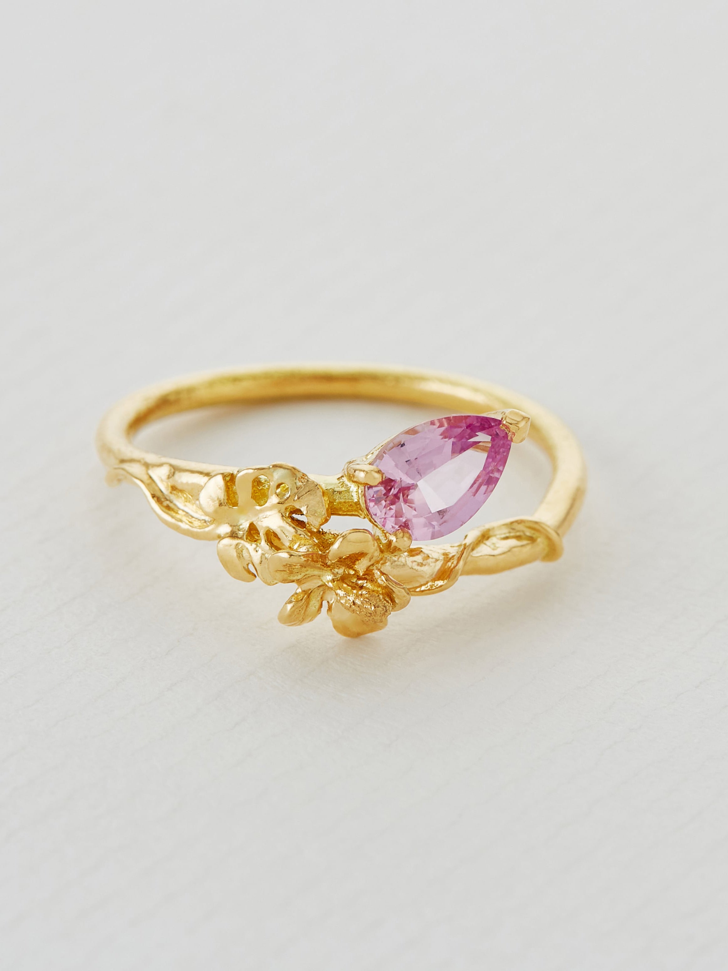 Tropical Hibiscus & Monstera Leaf Ring with Intense Pink Sapphire - image 2 | 18ct yellow gold