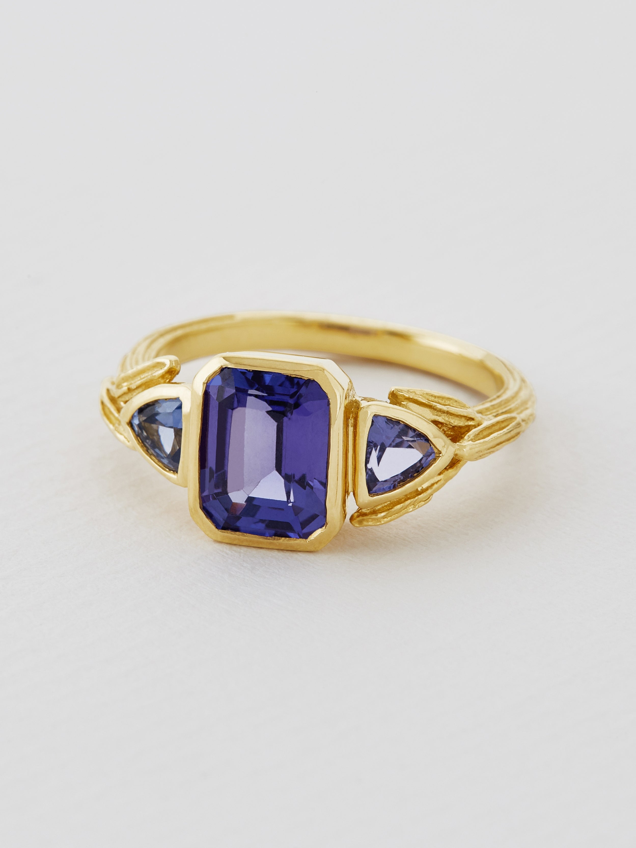 Fennel Seed Deco Trilogy Ring with Tanzanite and Sapphires - image 2 | 18ct yellow gold