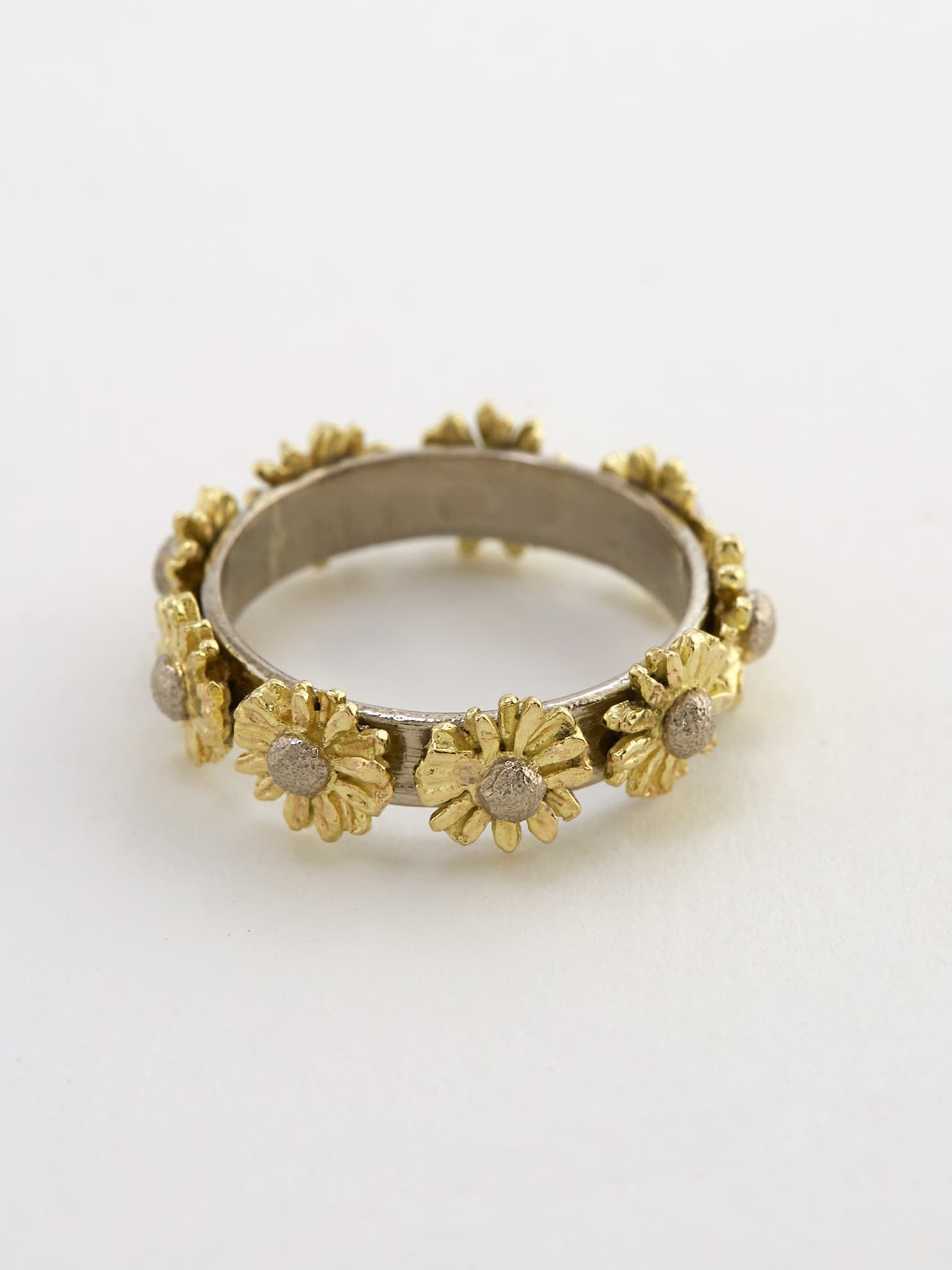 18ct Daisy Wreath Ring - image 2 | 18ct yellow gold