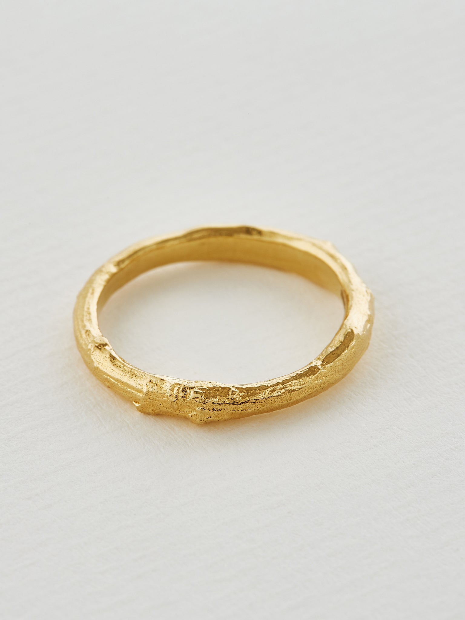 Oak Band 3mm - image 3 | 18ct yellow gold