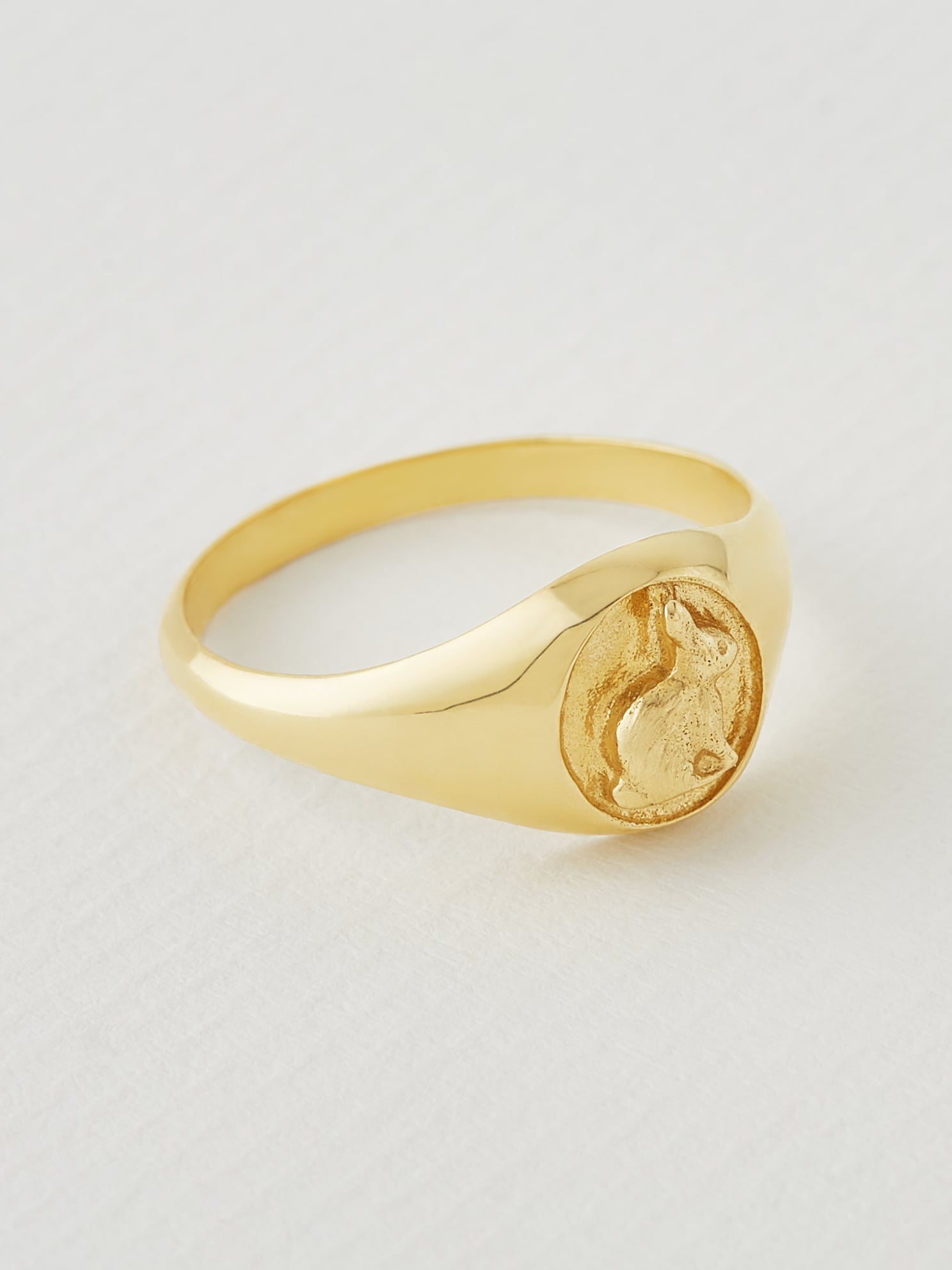 Rabbit Cameo Signet Ring - image 3 | 18ct yellow gold