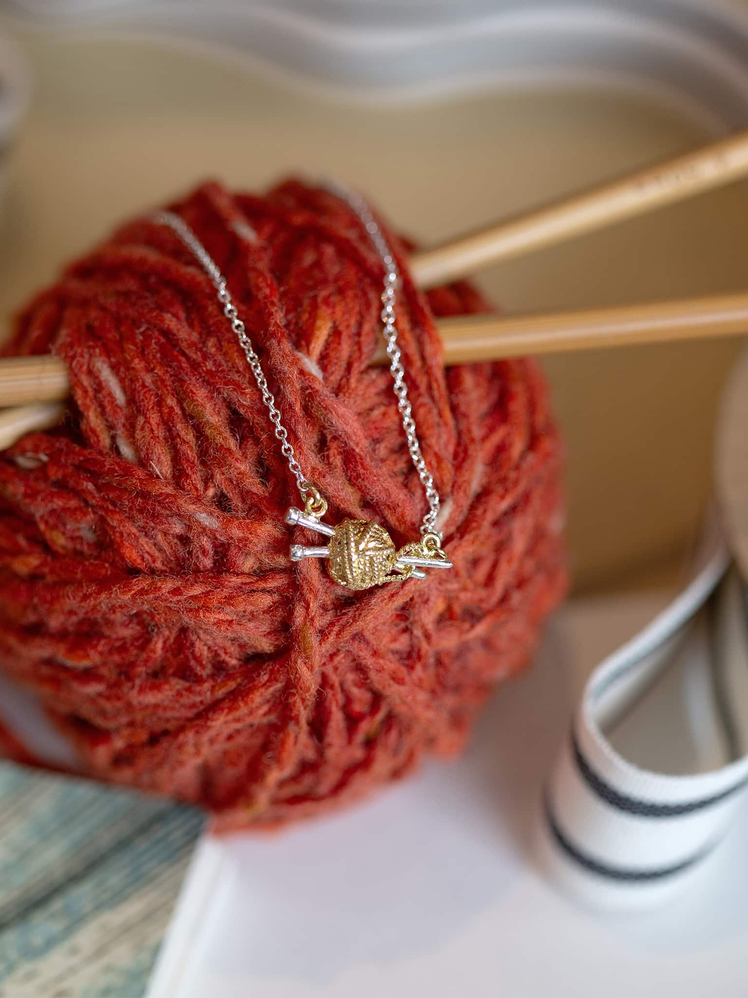 Ball of Wool & Knitting Needle Inline Necklace - image 4