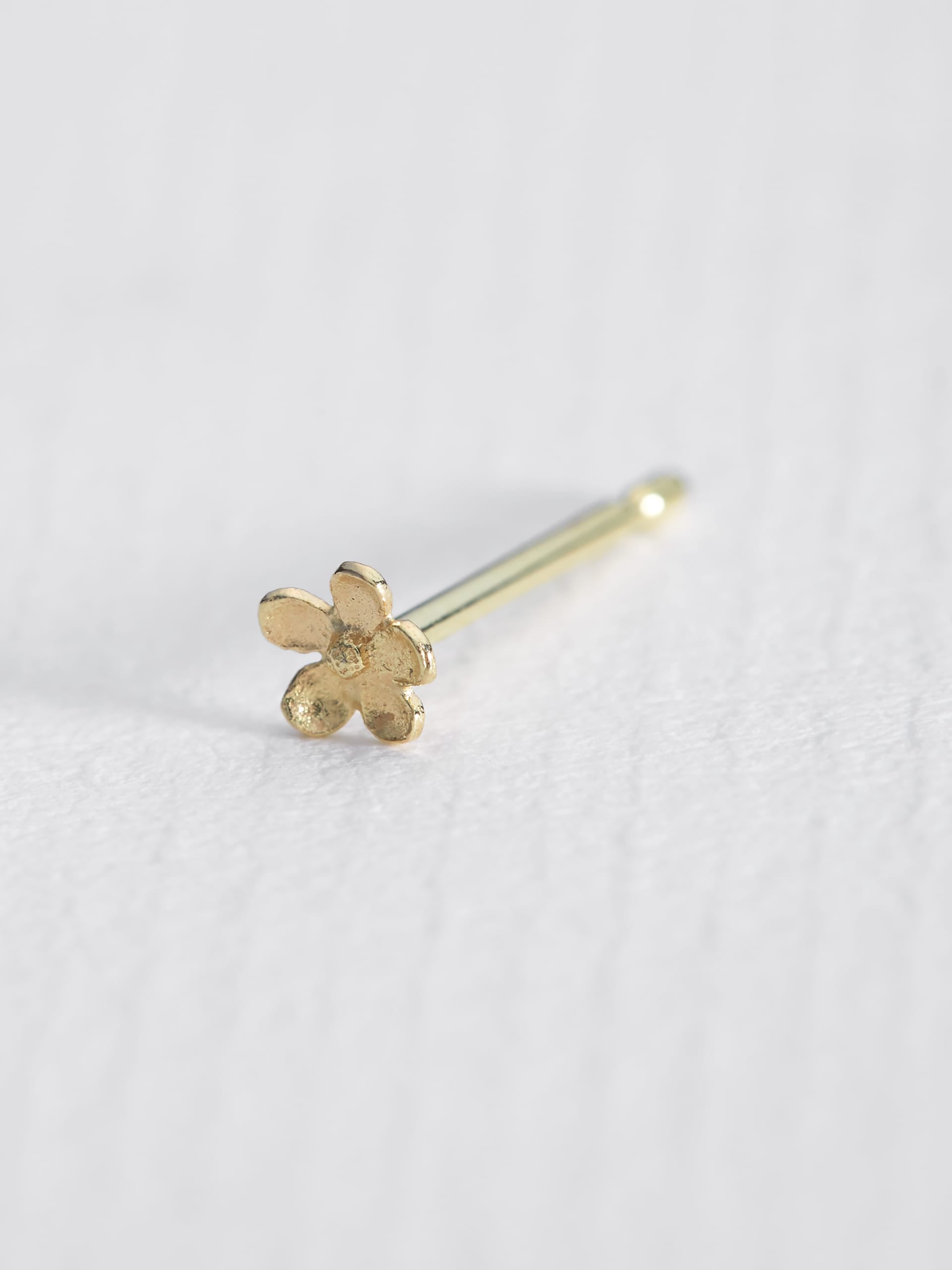 Posy Flower Single Stud Earring - image 3 | 18ct yellow gold