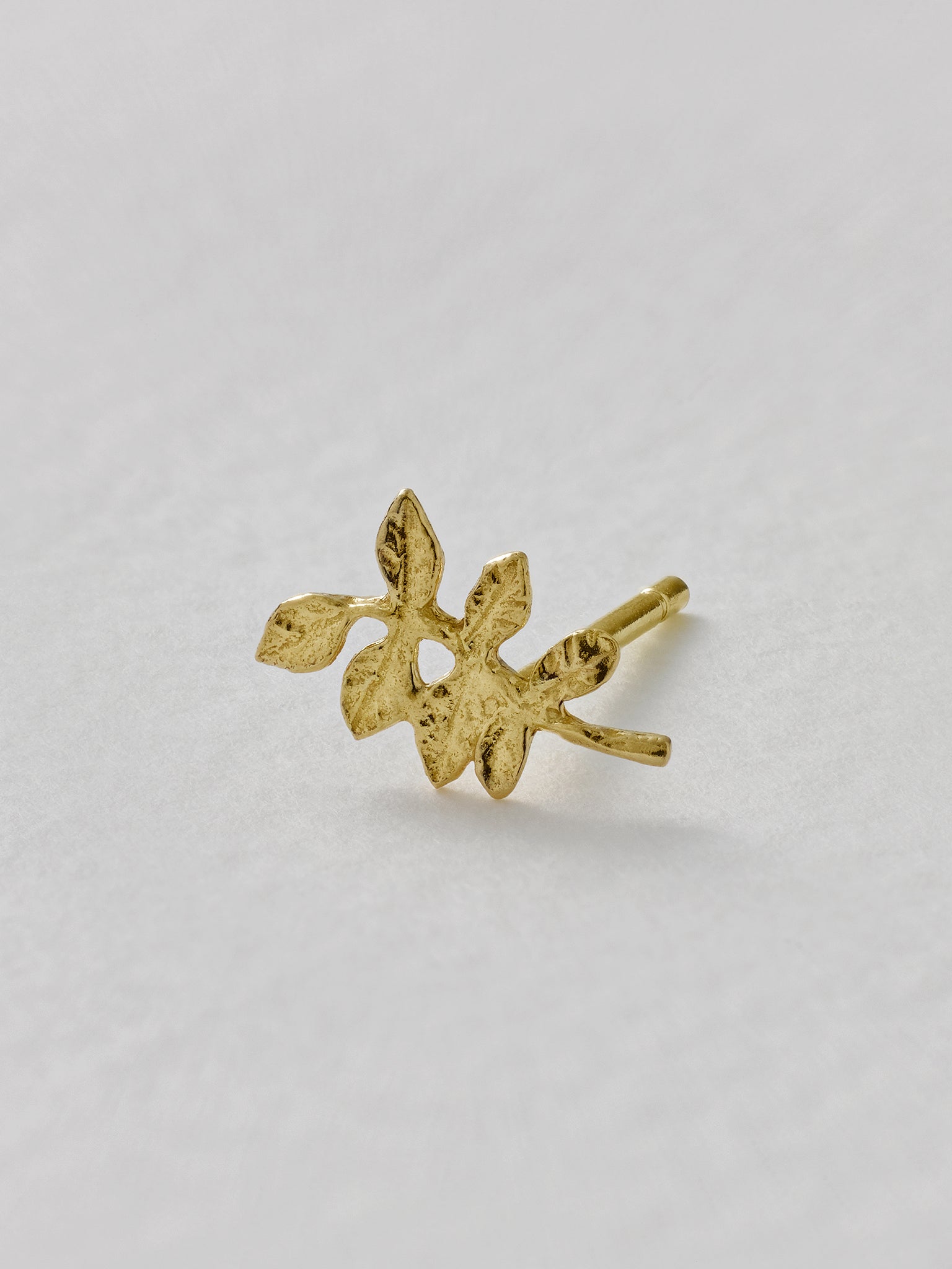Verity Leaf Single Stud Earring - image 3 | 18ct yellow gold