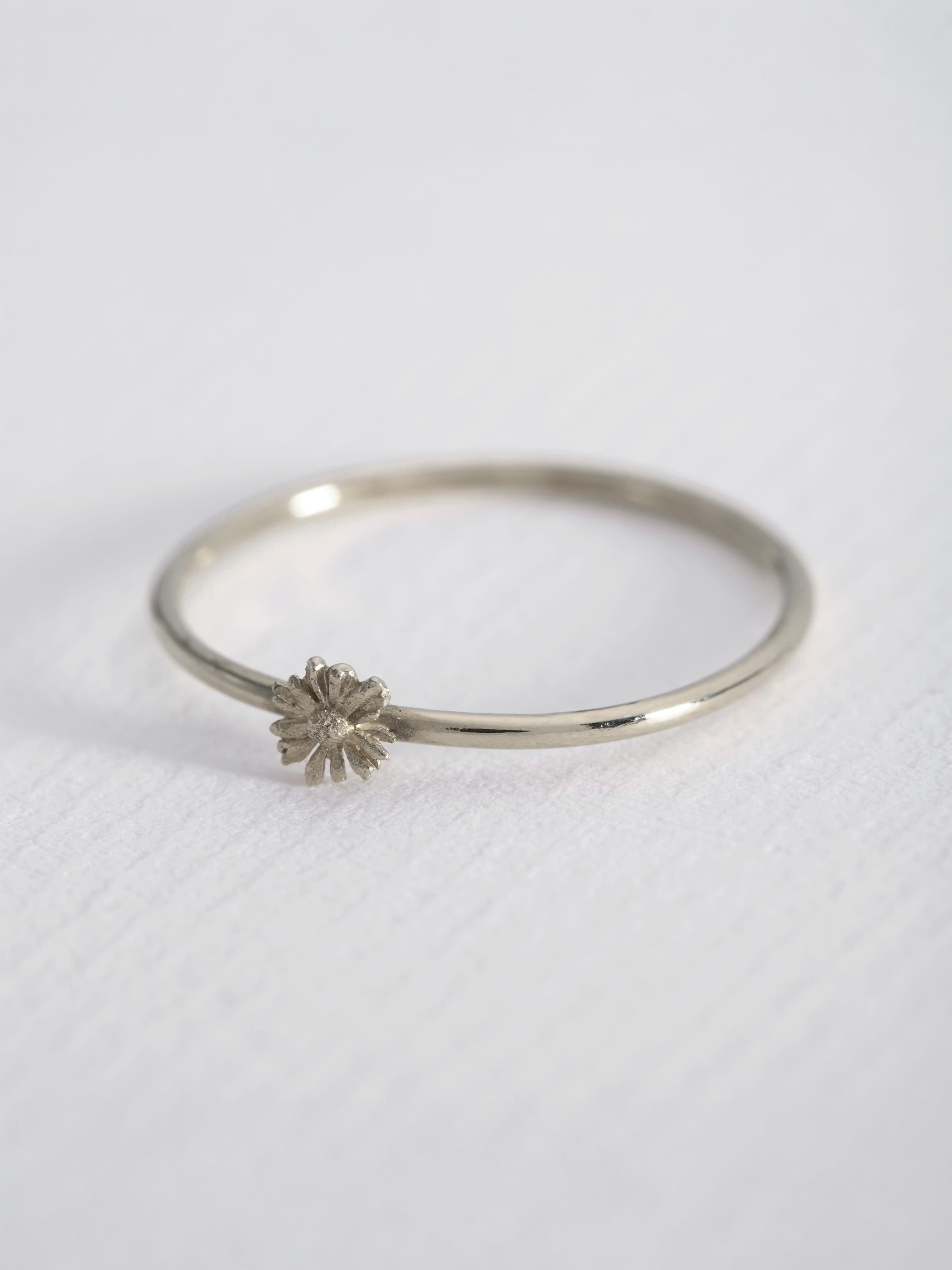 Fine Ring with Itsy Bitsy Daisy - image 6 | 18ct white gold