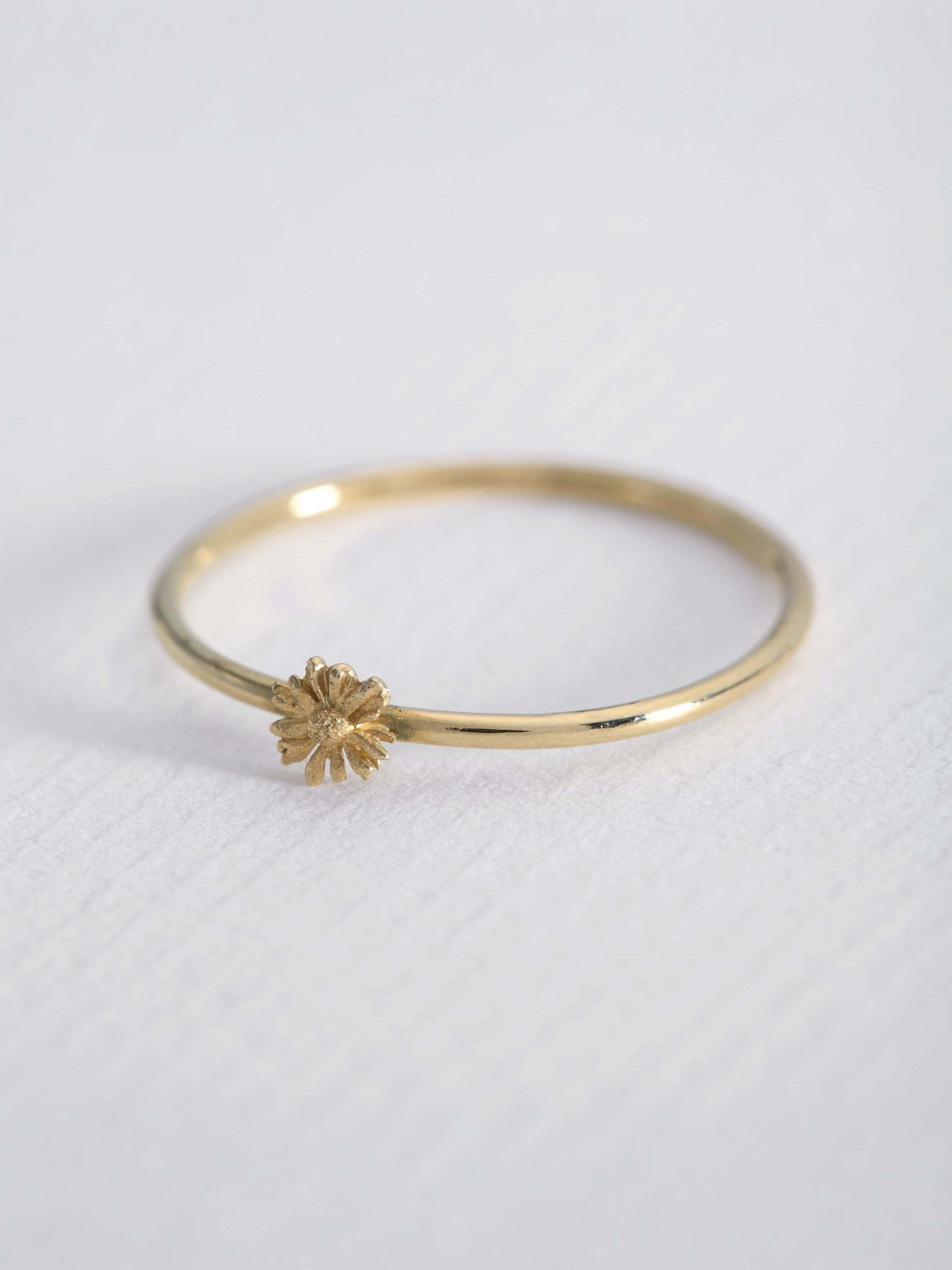 Fine Ring with Itsy Bitsy Daisy - image 3 | 18ct yellow gold