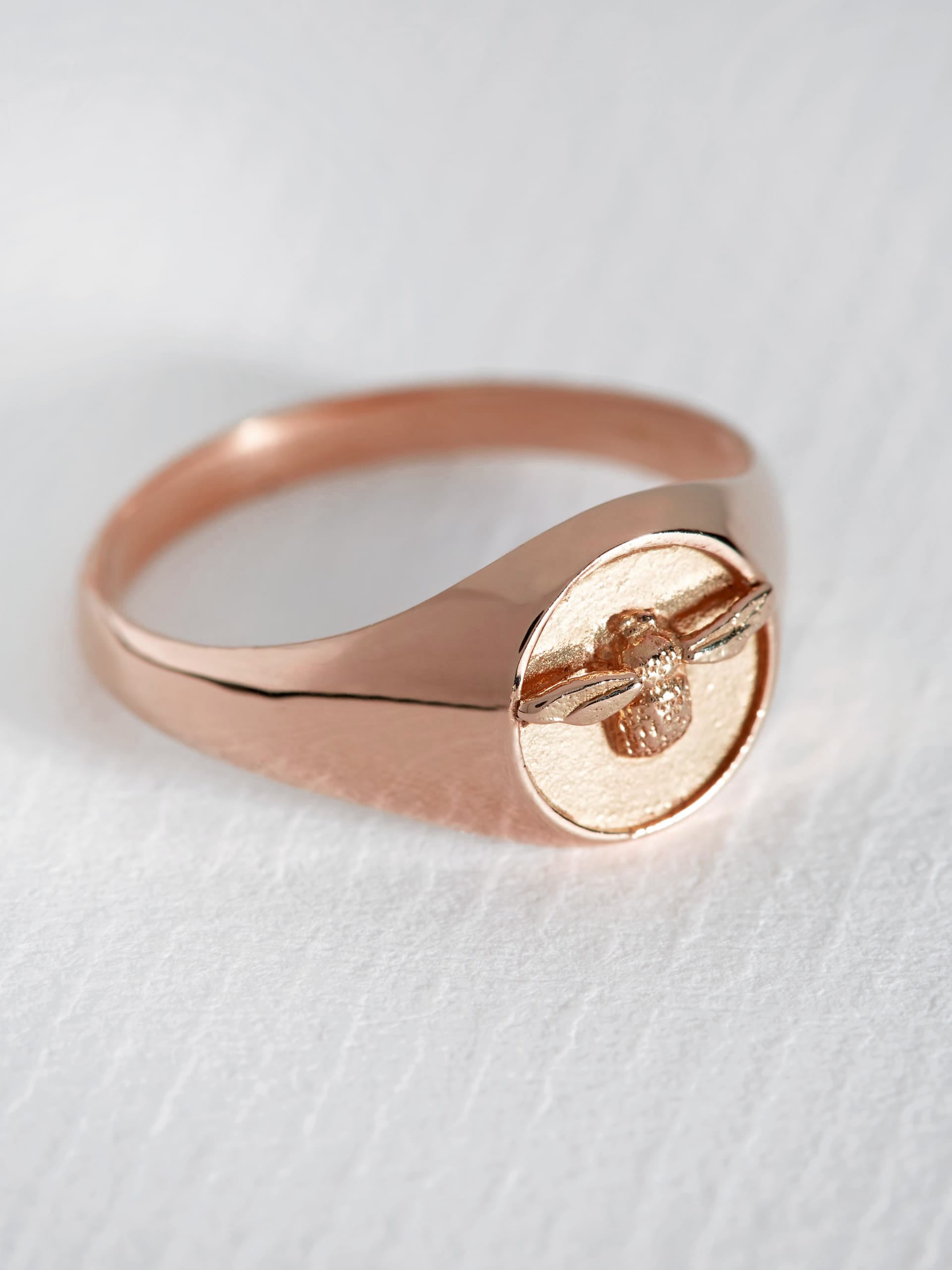 Signet Ring with Itsy Bitsy Bee - image 10 | 18ct rose gold