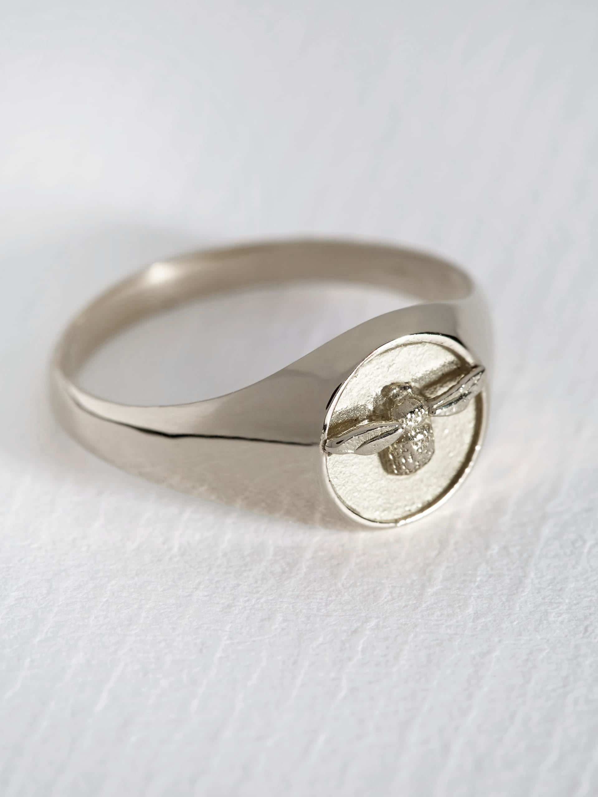 Signet Ring with Itsy Bitsy Bee - image 7 | 18ct white gold