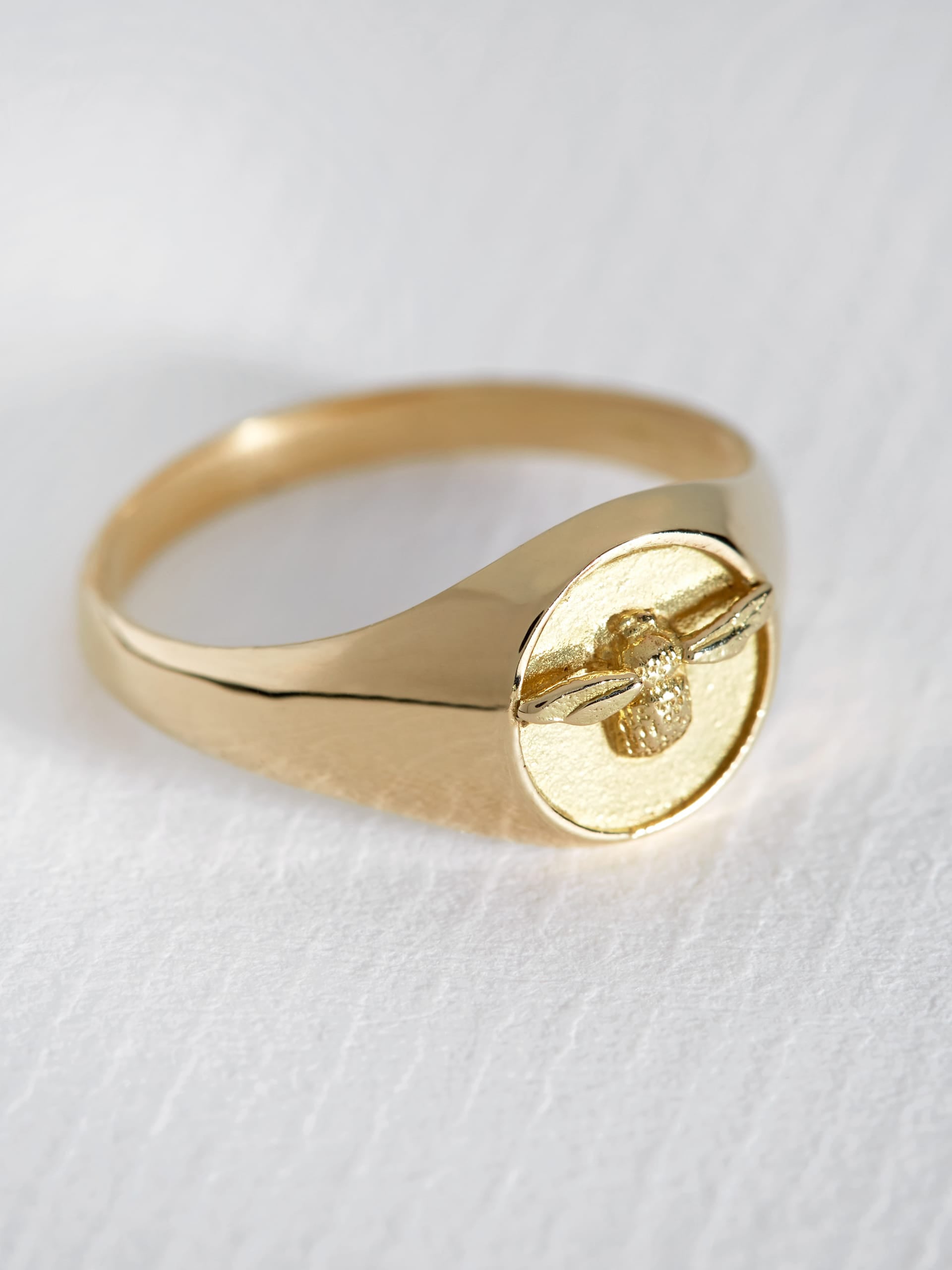 Signet Ring with Itsy Bitsy Bee - image 4 | 18ct yellow gold