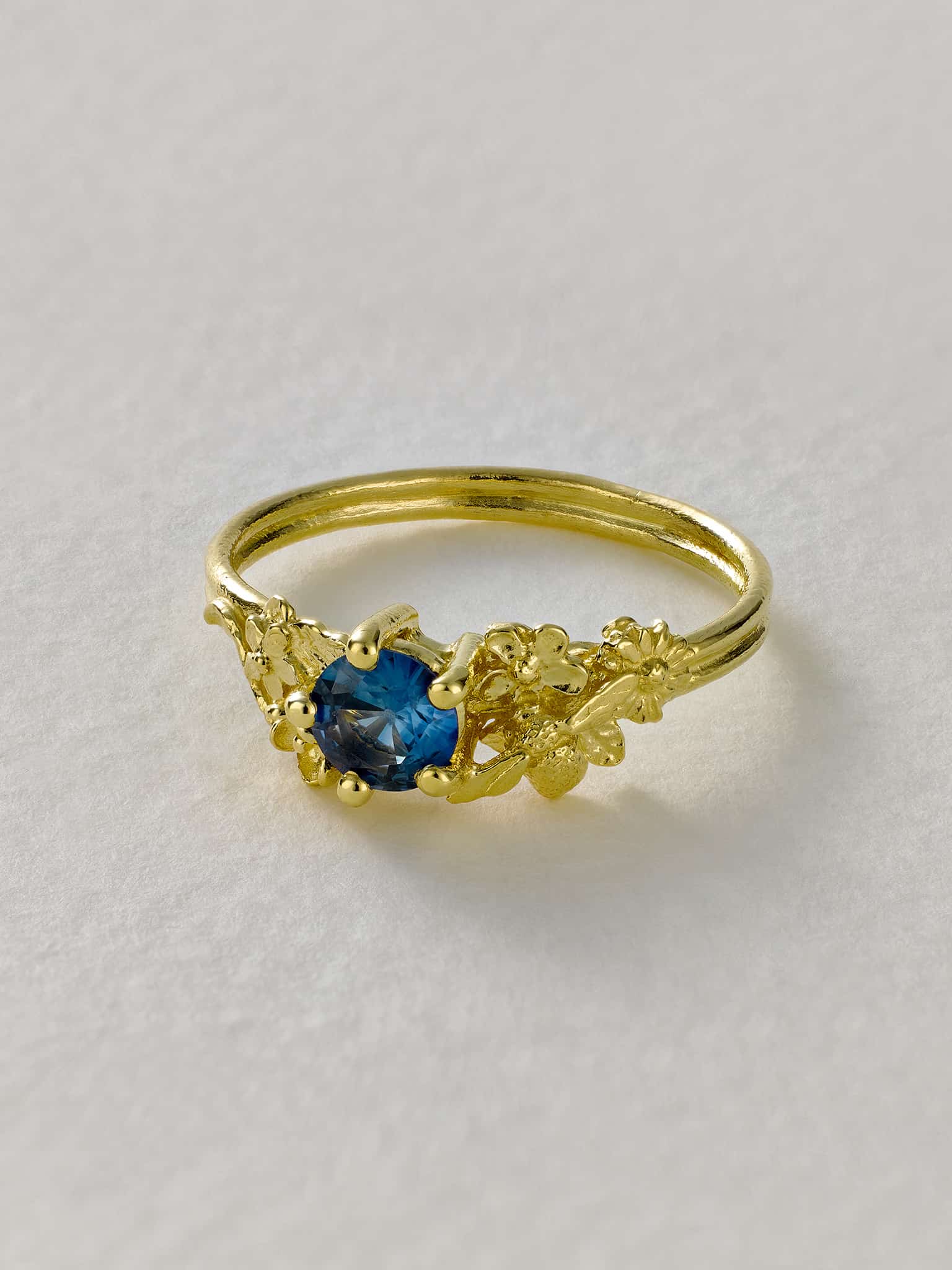 Beekeeper Solitaire Ring with Light Indigo Sapphire - image 2 | 18ct yellow gold