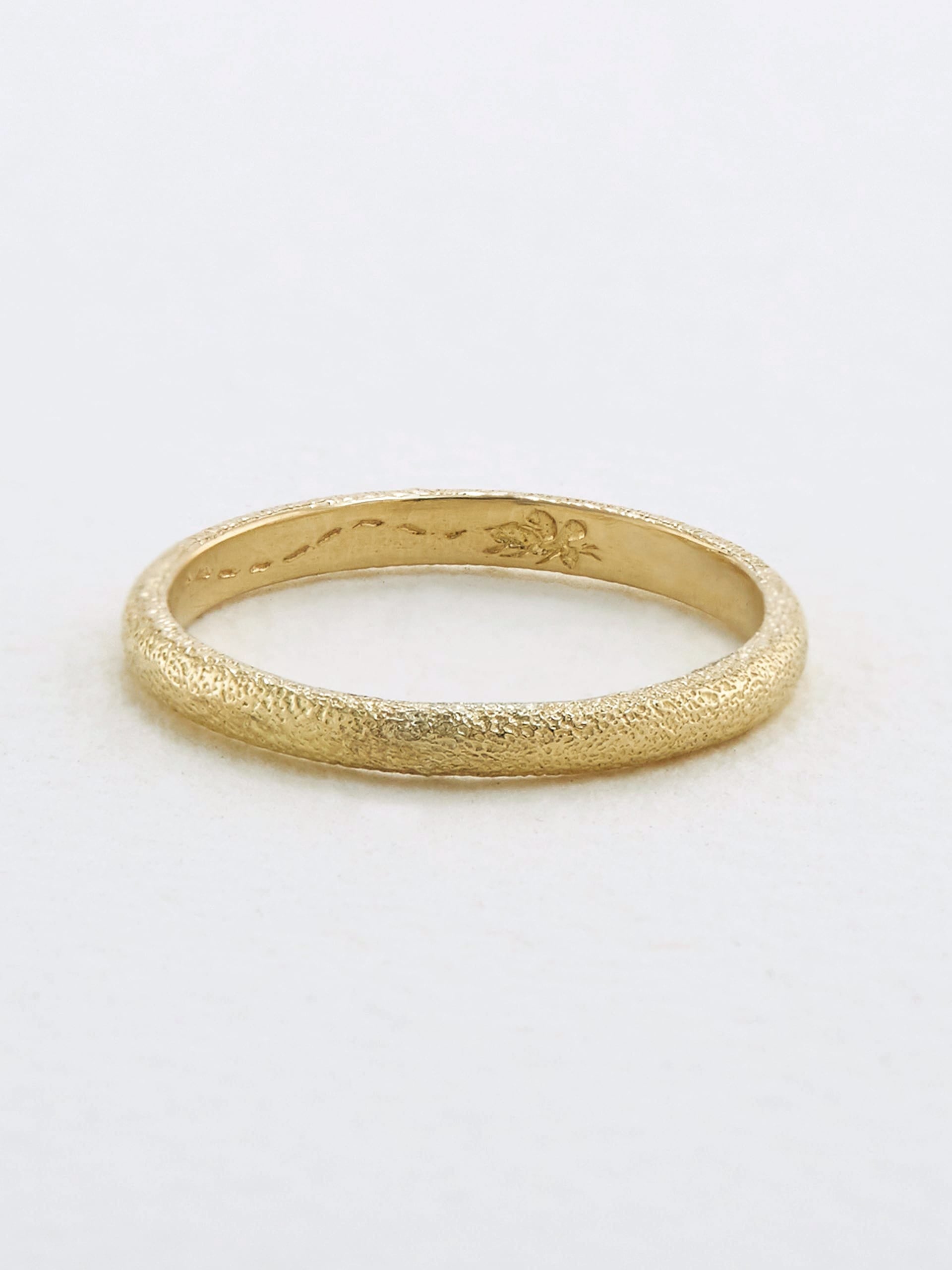 2mm Bee Texture Band with Hidden Engraving - image 3 | 18ct yellow gold