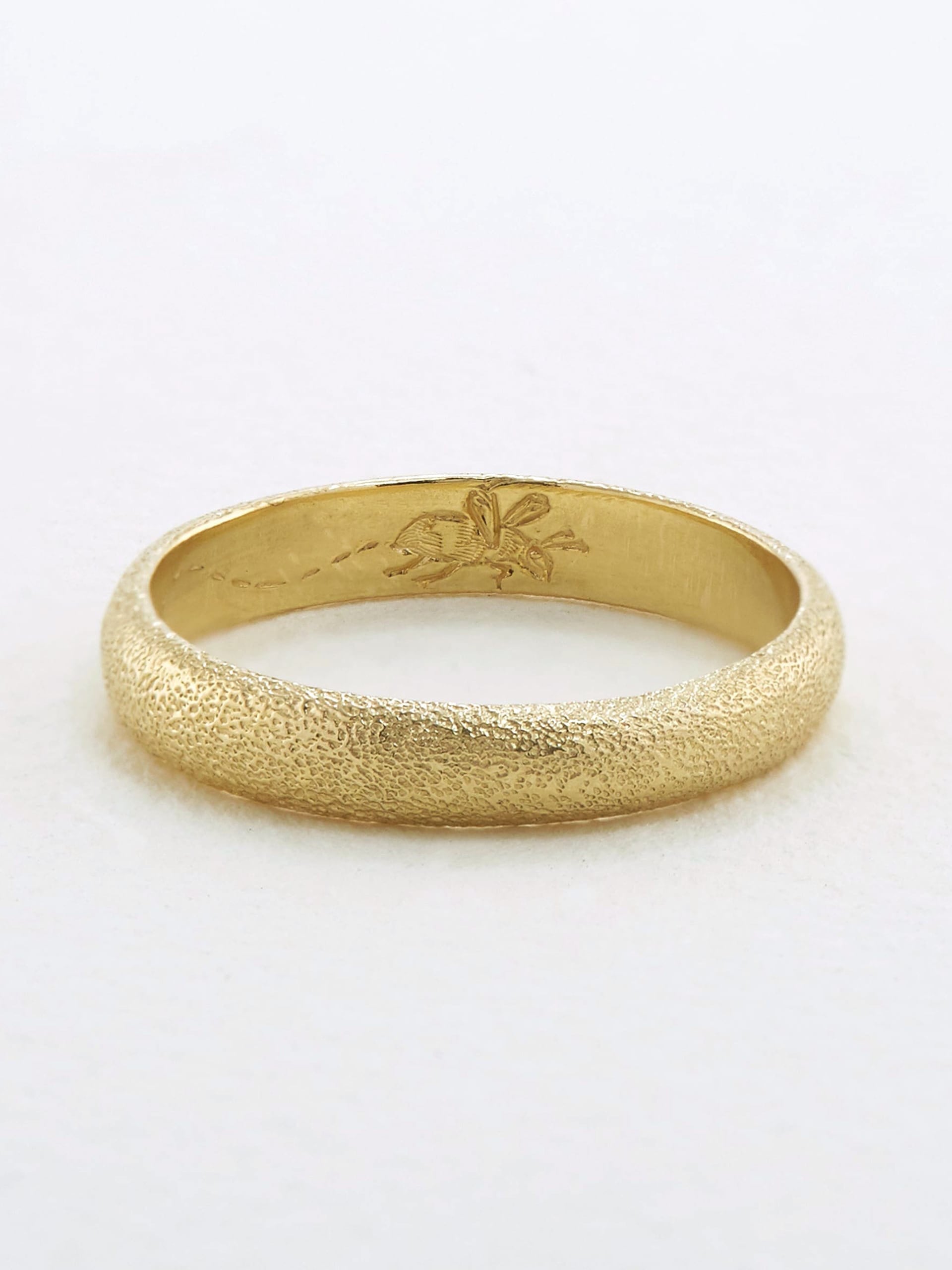 4mm Bee Texture Band with Hidden Engraving - image 2 | 18ct yellow gold