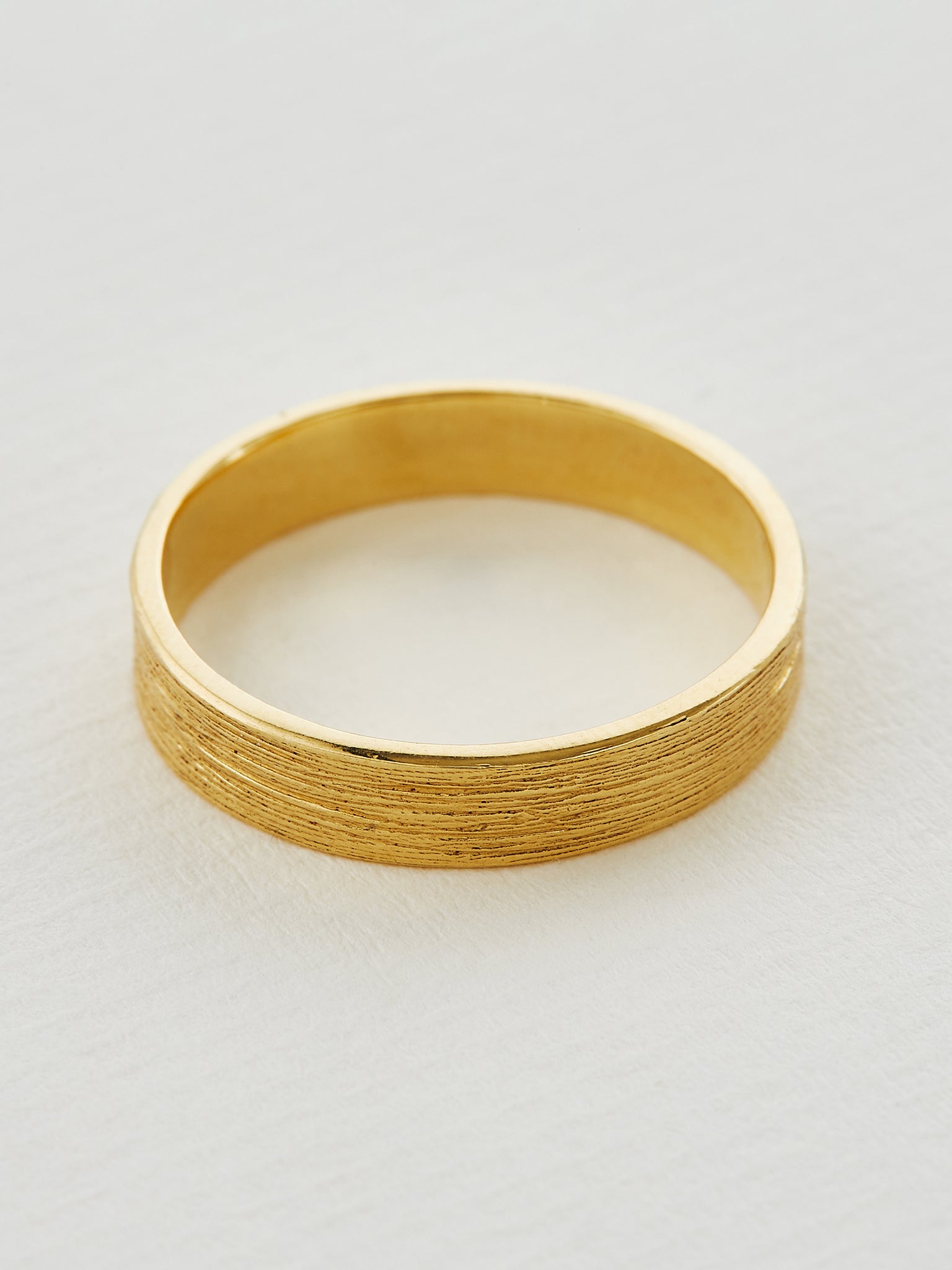 Textured Spring Band 4.3mm - image 2 | 18ct yellow gold