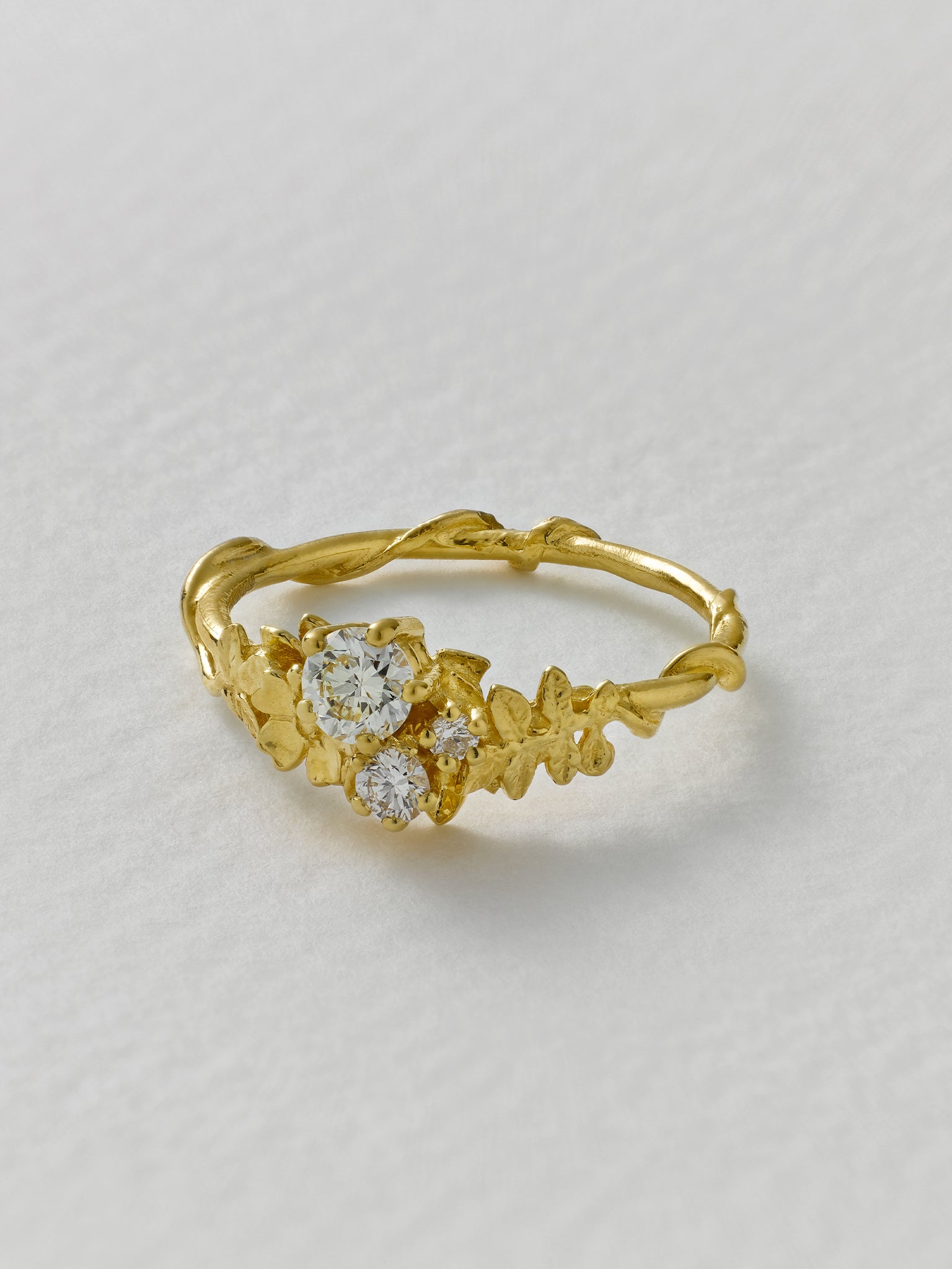 Rosarium Diamond Trilogy Ring - image 4 | 18ct yellow gold