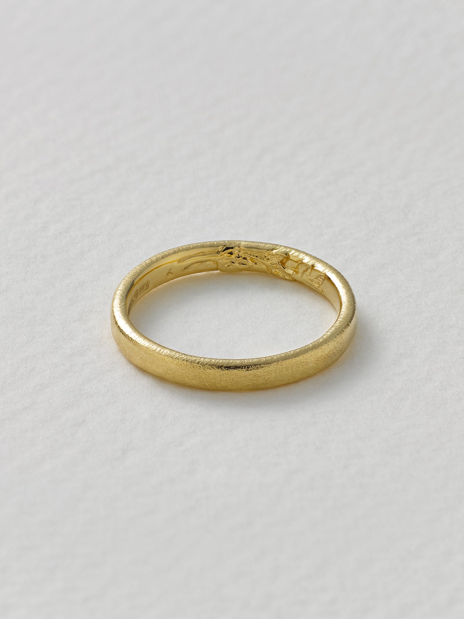 Wild Rose Fine Wedding Band - image 3 | 18ct yellow gold